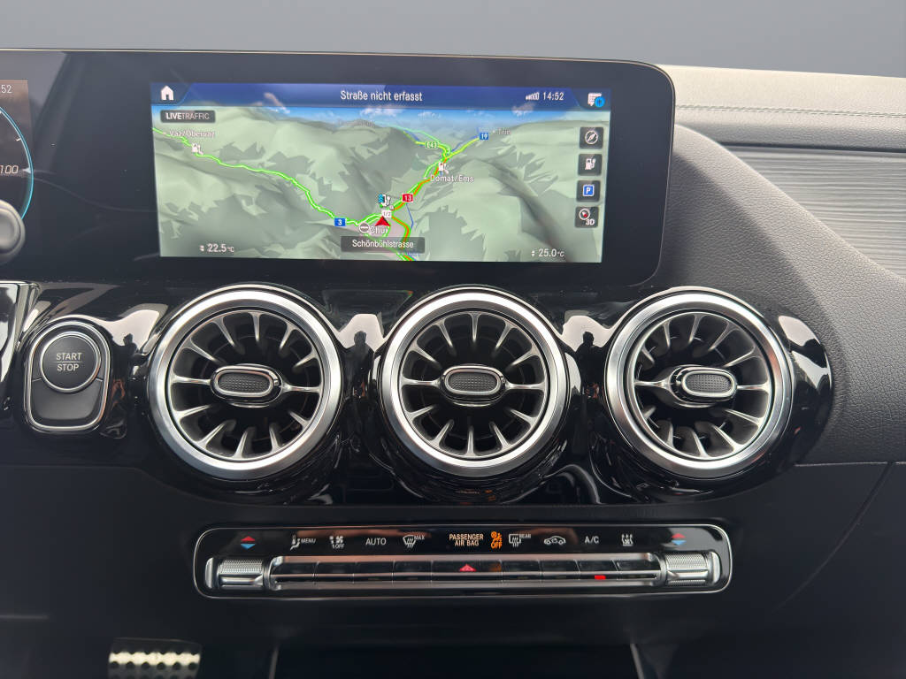 MERCEDES-BENZ EQA 300 4MATIC-image-9