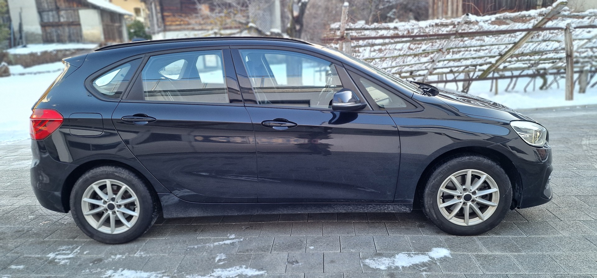 BMW 218d xDrive Active Tourer Steptronic Sport Line-image-4