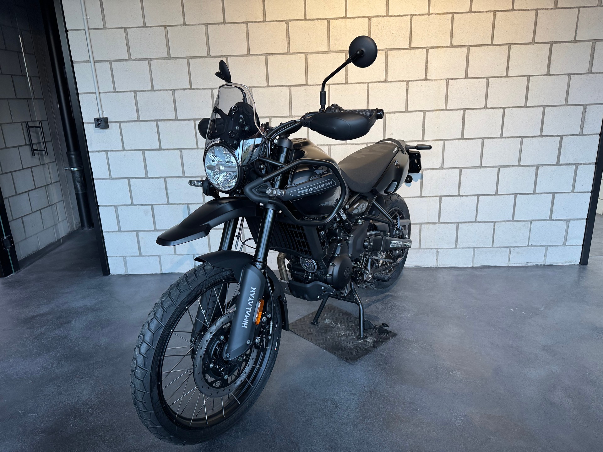ROYAL ENFIELD Himalayan 452 Mana Black-image-2