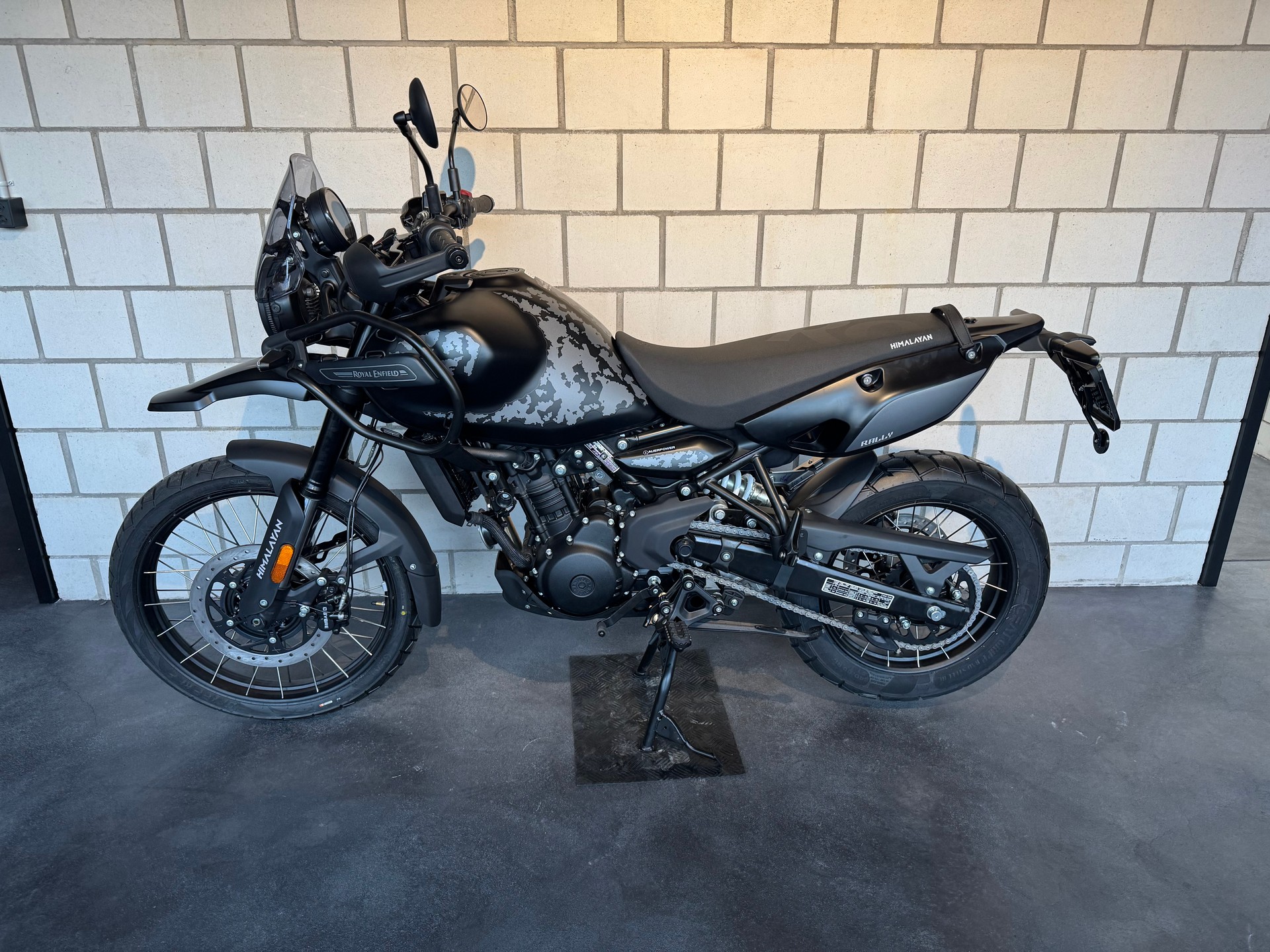 ROYAL ENFIELD Himalayan 452 Mana Black-image-3