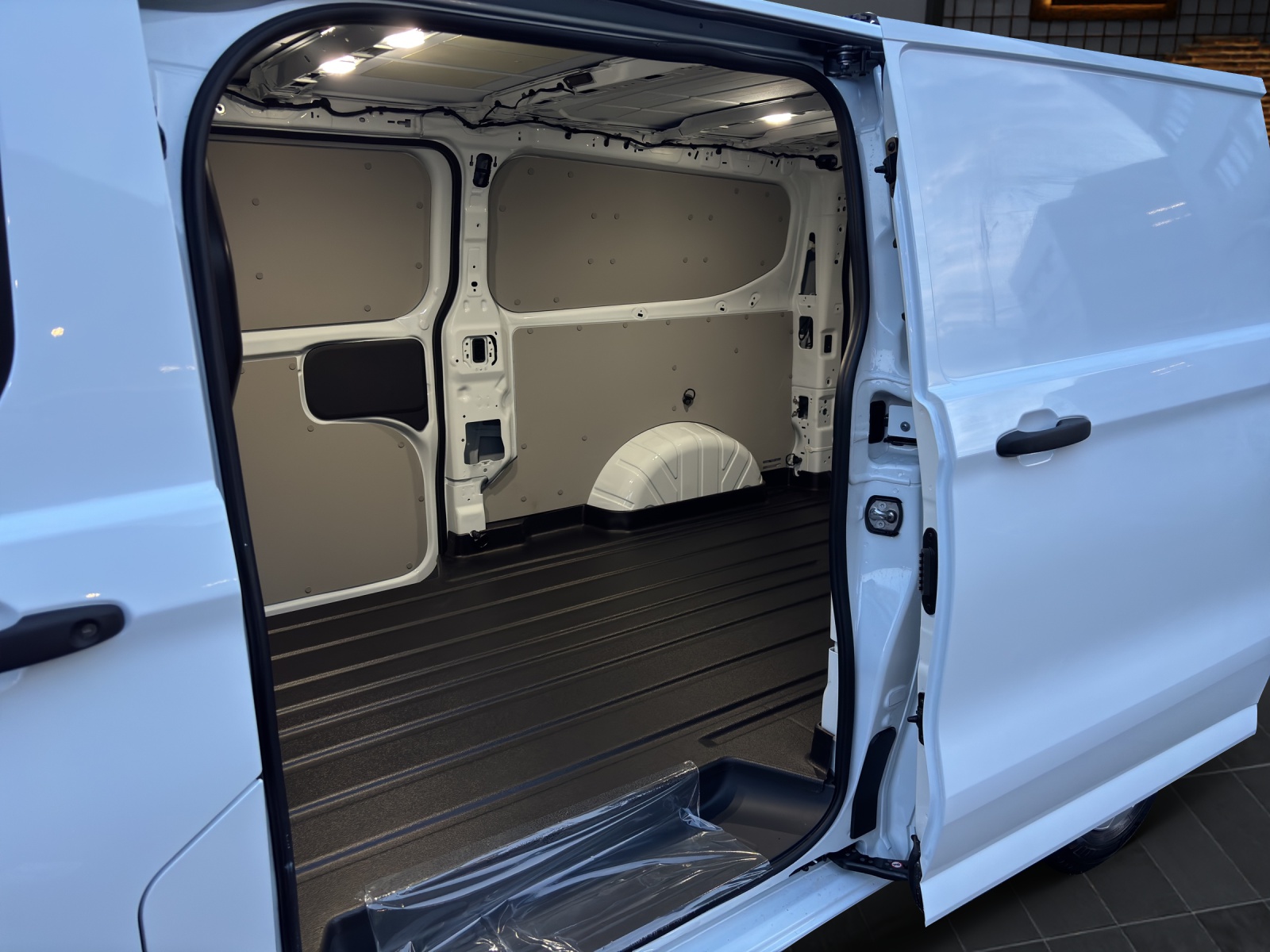 FORD Transit Custom Van 320 L2 2.0 EcoBlue 136 PS Trend-image-12