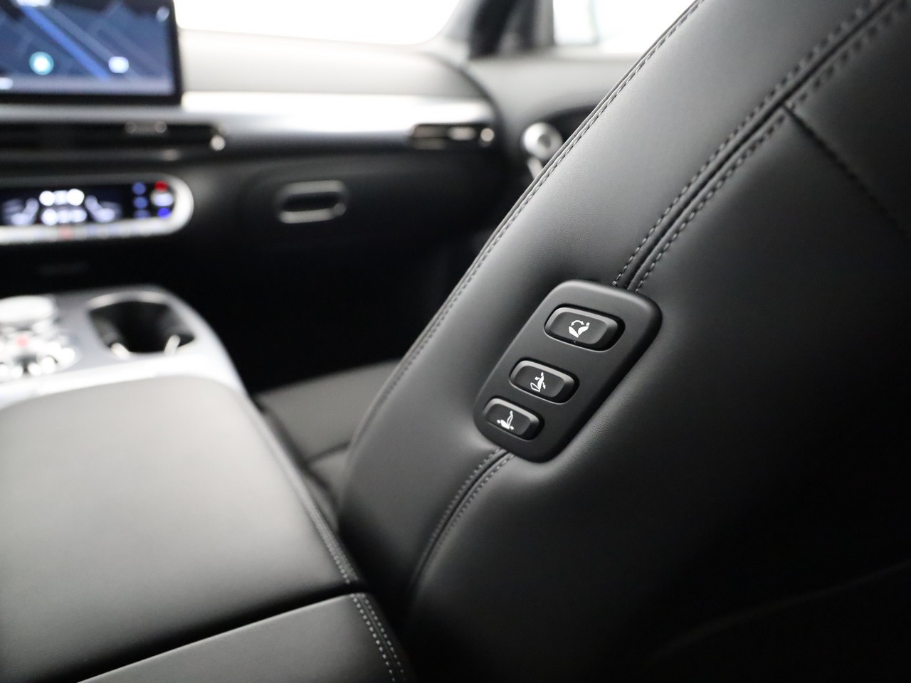 GENESIS GV60 77.4 kWh Sport AWD-image-18