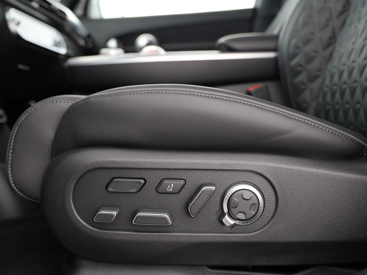 GENESIS GV60 77.4 kWh Sport AWD-image-12