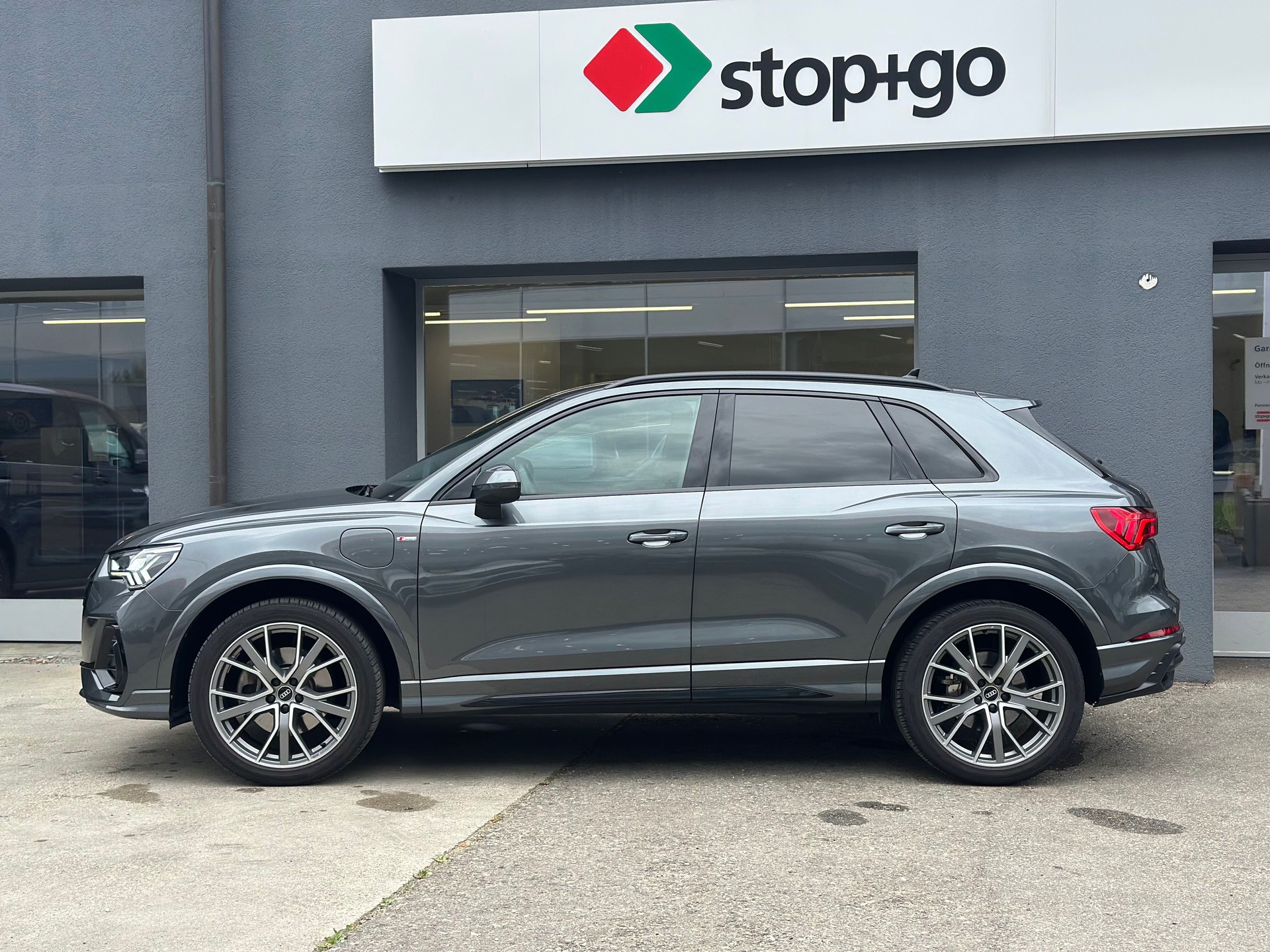 AUDI Q3 45 TFSI e S line Attraction S-tronic-image-2