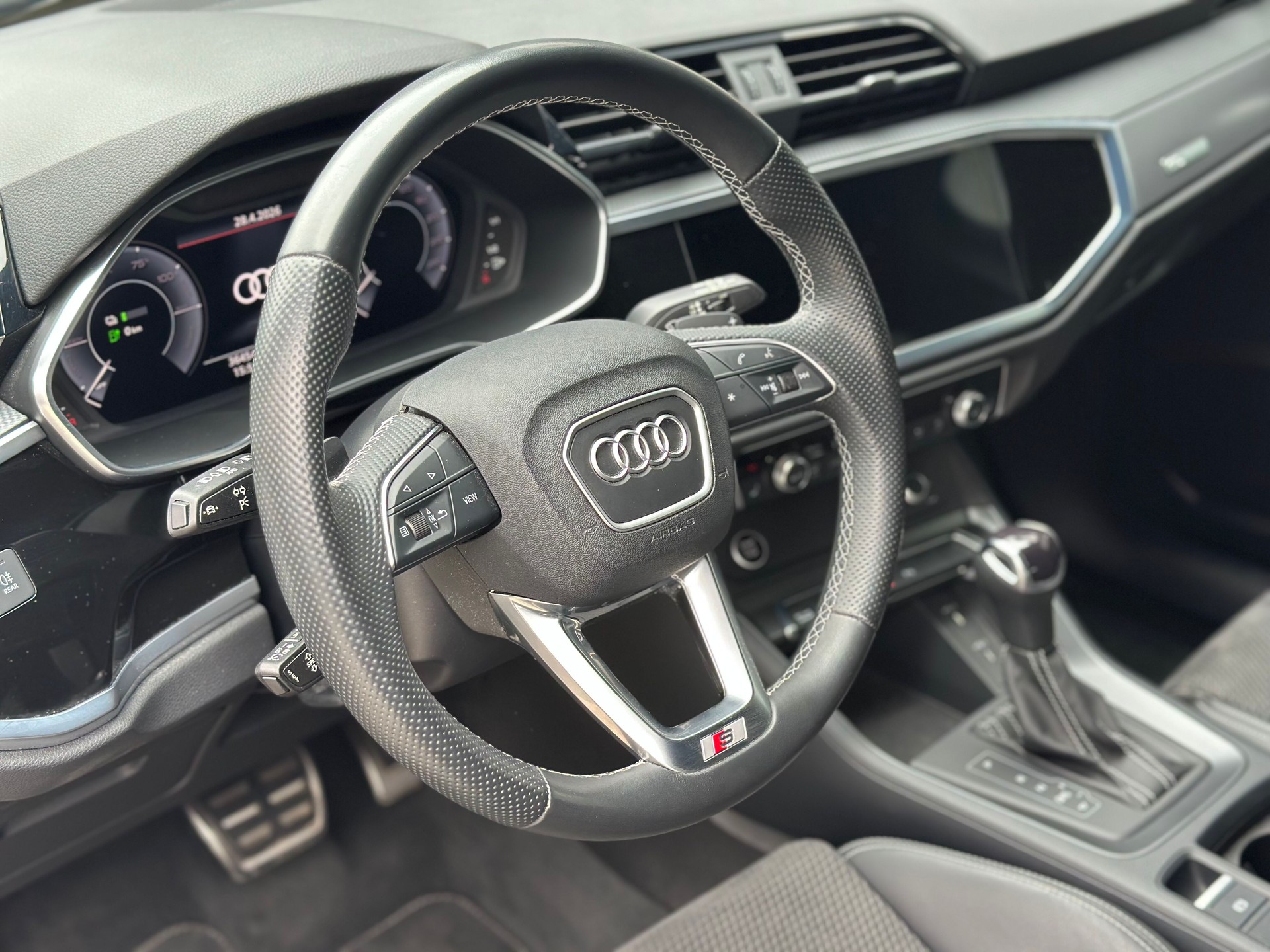 AUDI Q3 45 TFSI e S line Attraction S-tronic-image-5