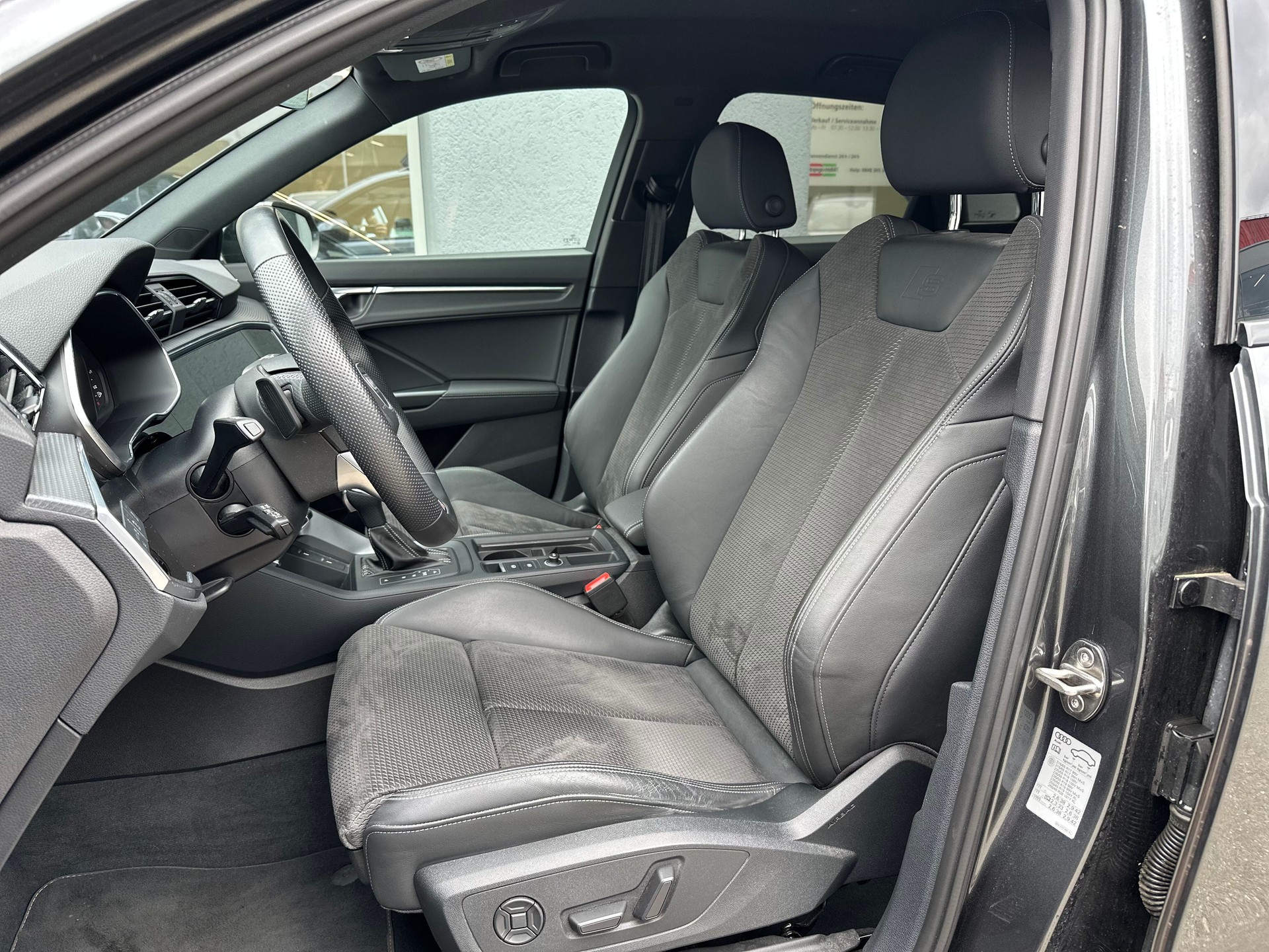 AUDI Q3 45 TFSI e S line Attraction S-tronic-image-4