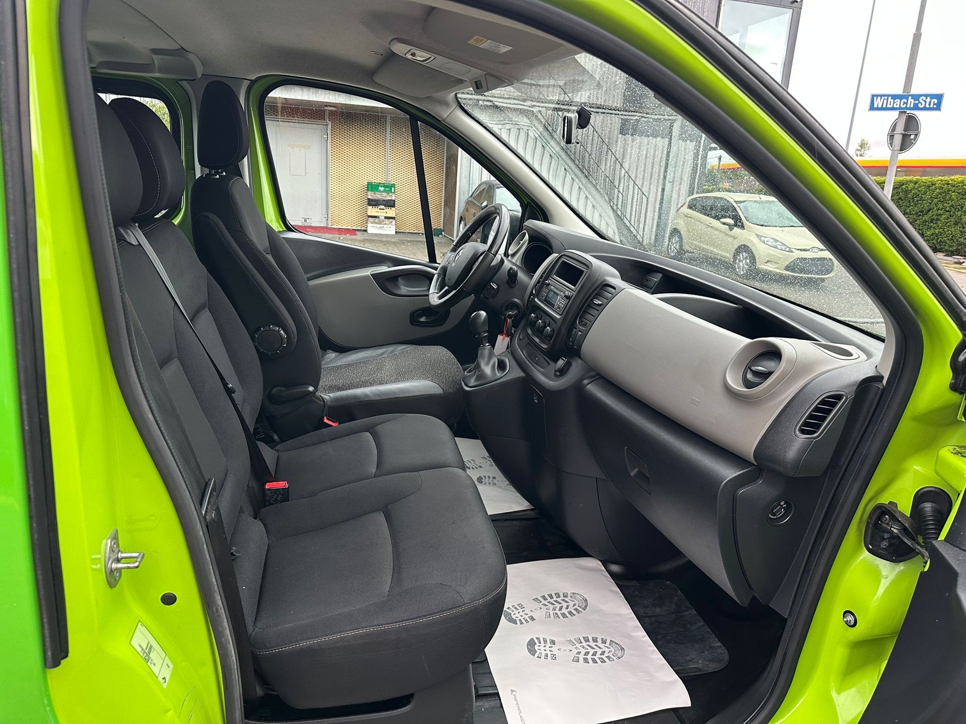 RENAULT Trafic ENERGY dCi 125 Passenger Expression-image-16