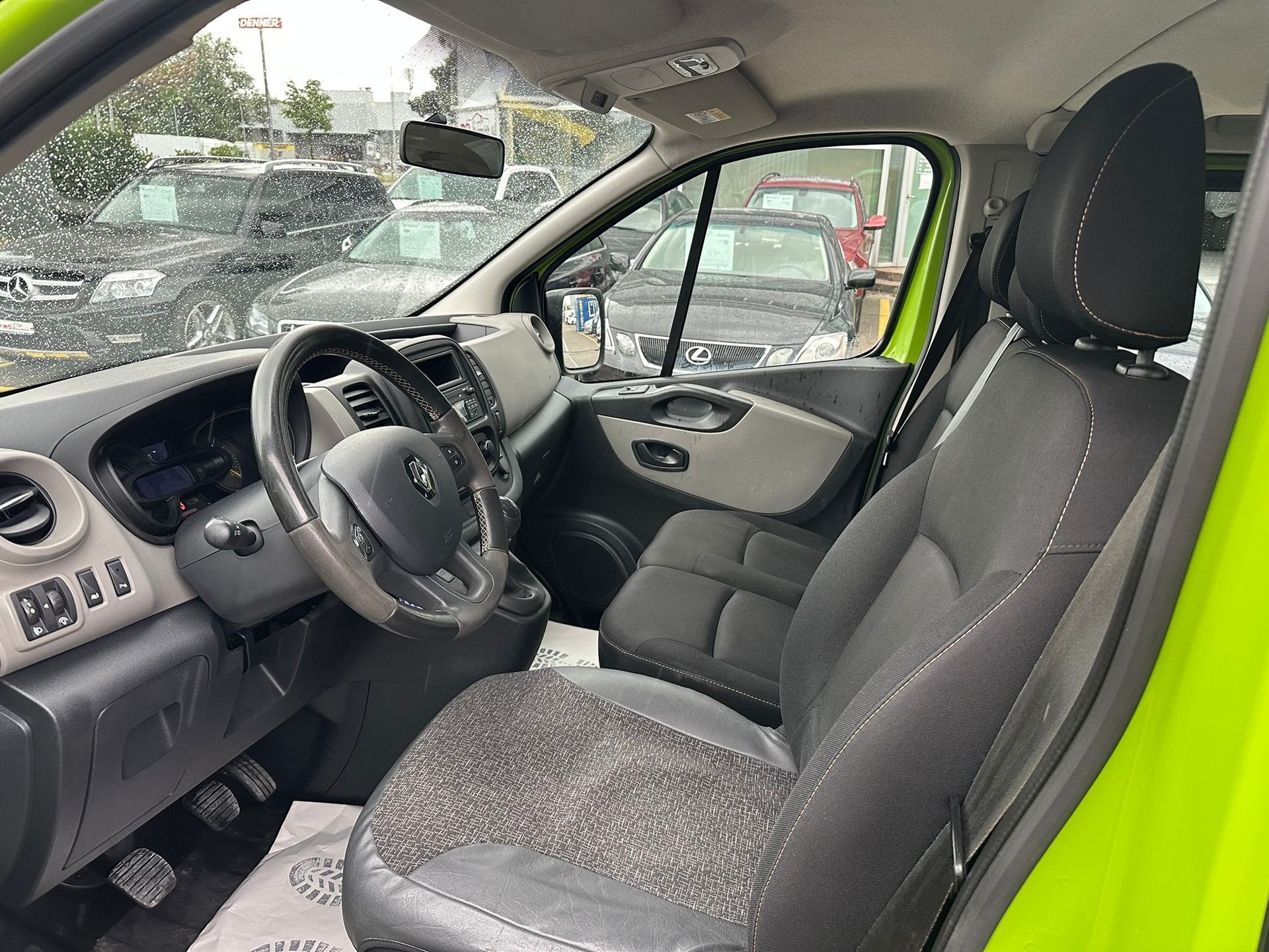 RENAULT Trafic ENERGY dCi 125 Passenger Expression-image-8