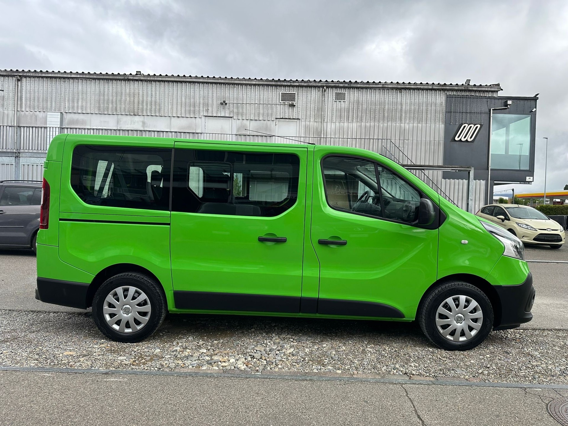 RENAULT Trafic ENERGY dCi 125 Passenger Expression-image-4