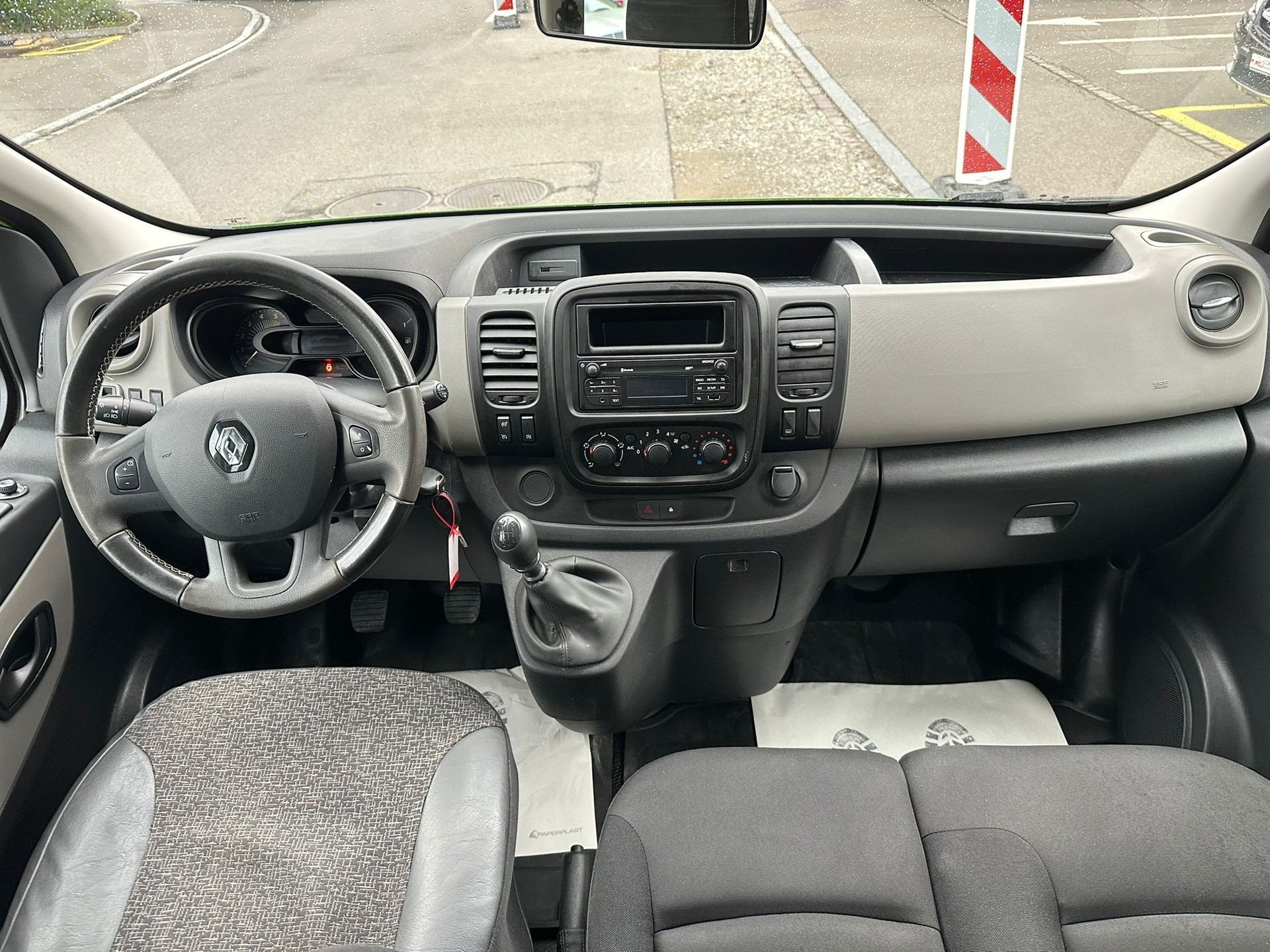 RENAULT Trafic ENERGY dCi 125 Passenger Expression-image-11