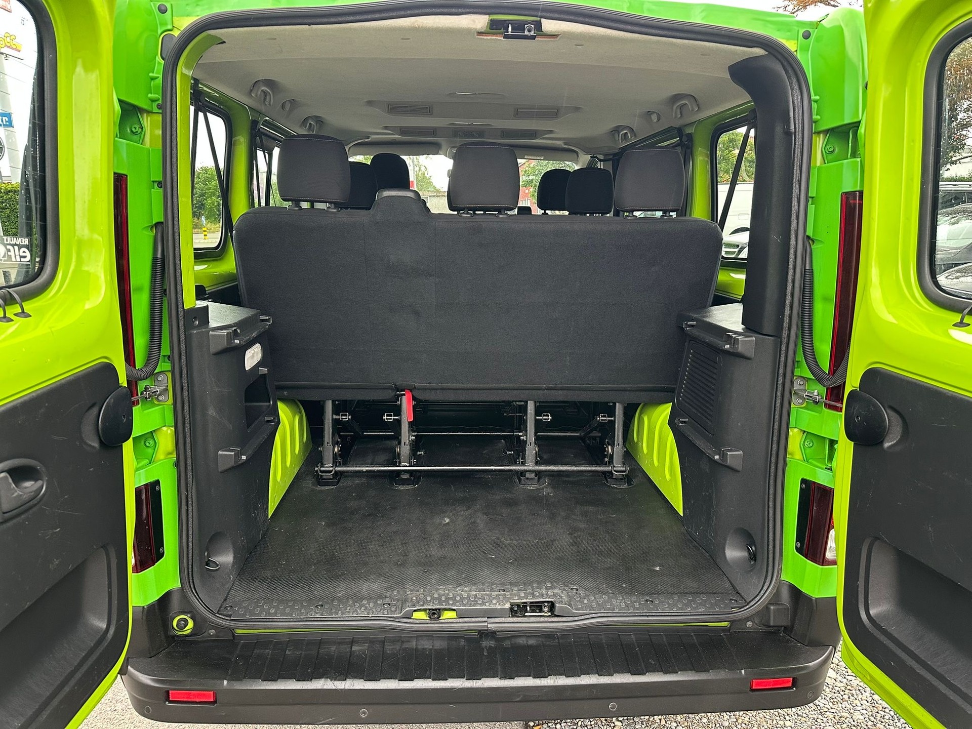 RENAULT Trafic ENERGY dCi 125 Passenger Expression-image-9