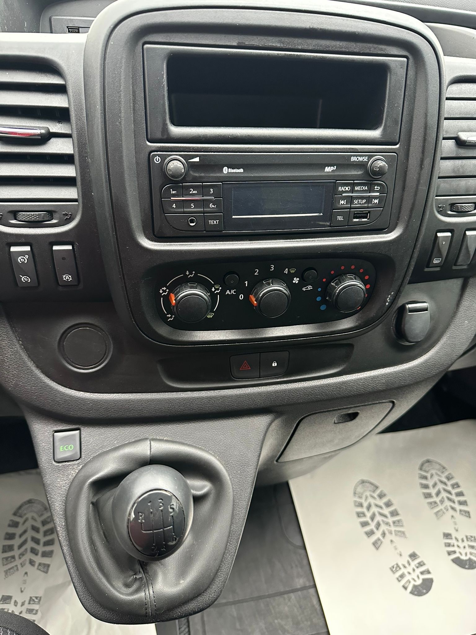 RENAULT Trafic ENERGY dCi 125 Passenger Expression-image-12