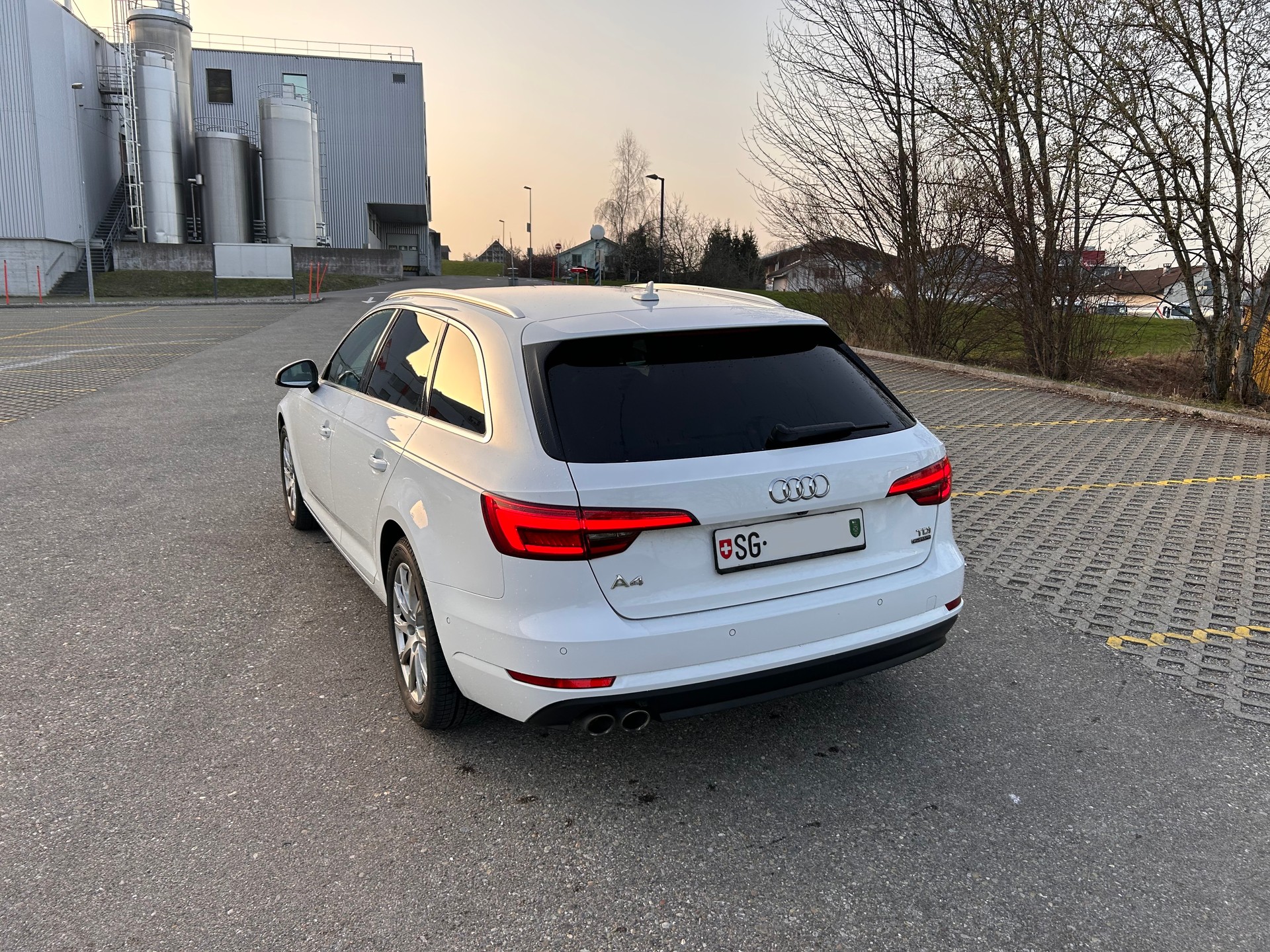 AUDI A4 Avant 2.0 TDI quattro S-tronic-image-5