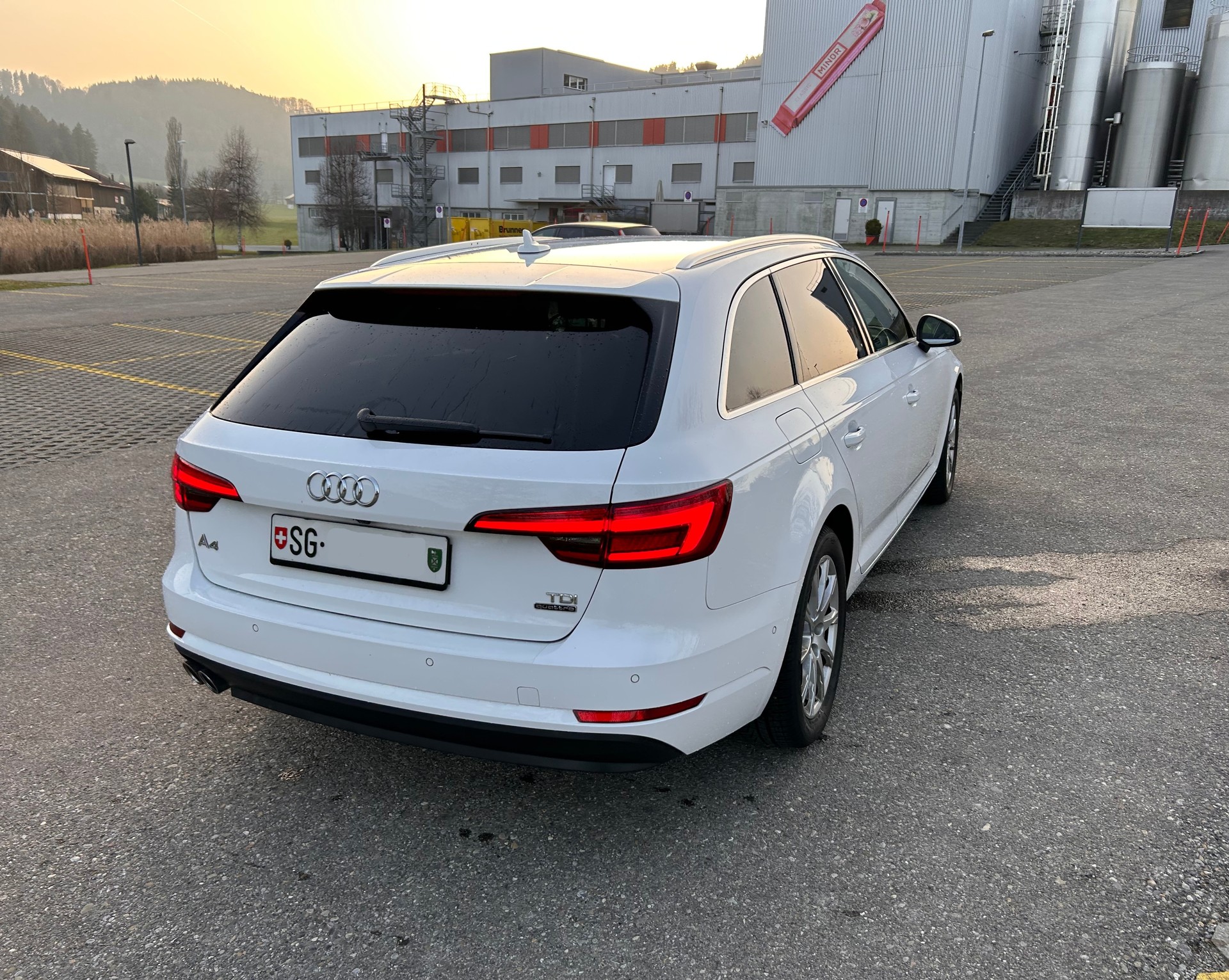 AUDI A4 Avant 2.0 TDI quattro S-tronic-showroom-element-3