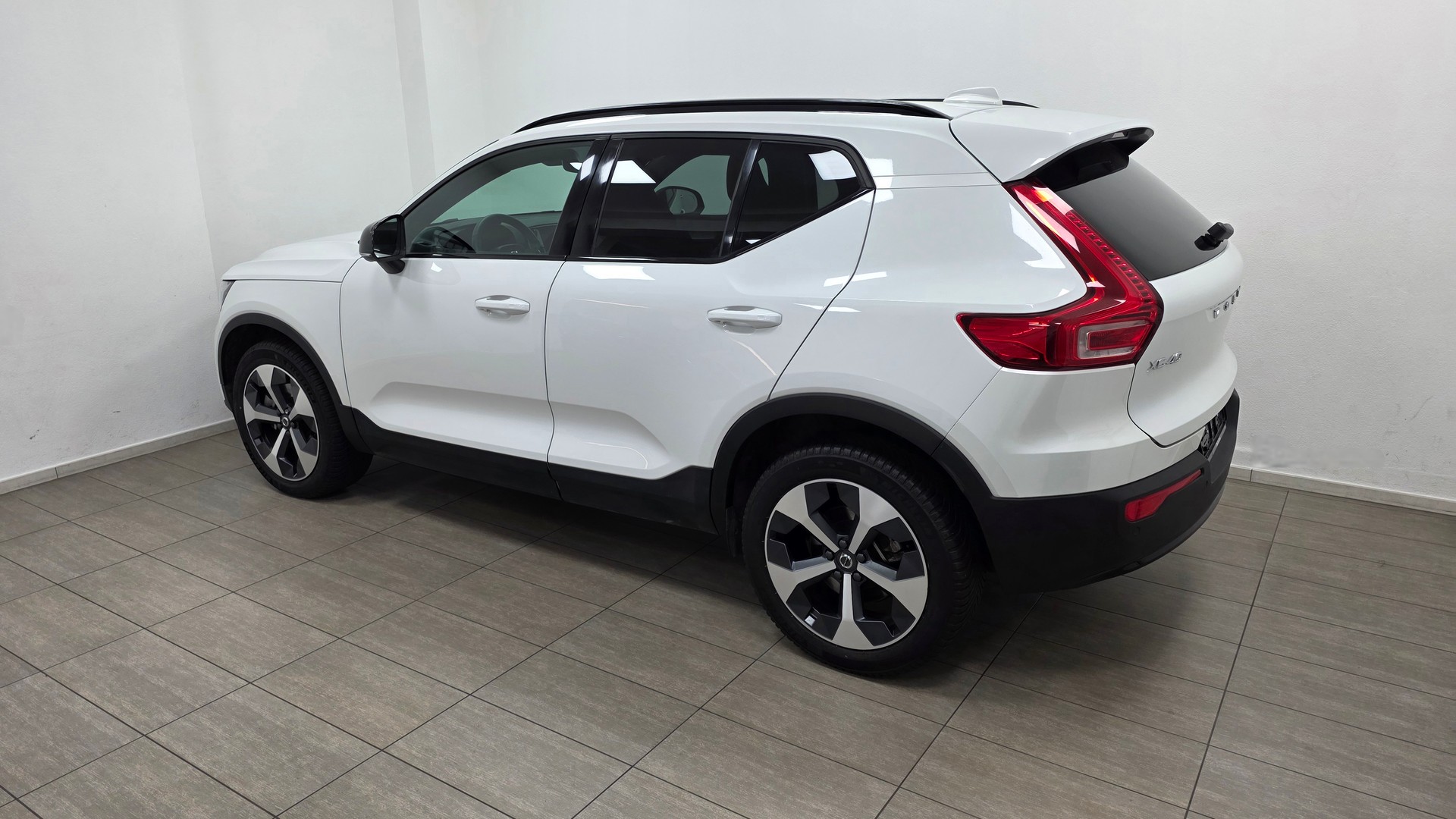 VOLVO XC40 B3 Benzin Mild Hybrid Xcite DCT-image-6