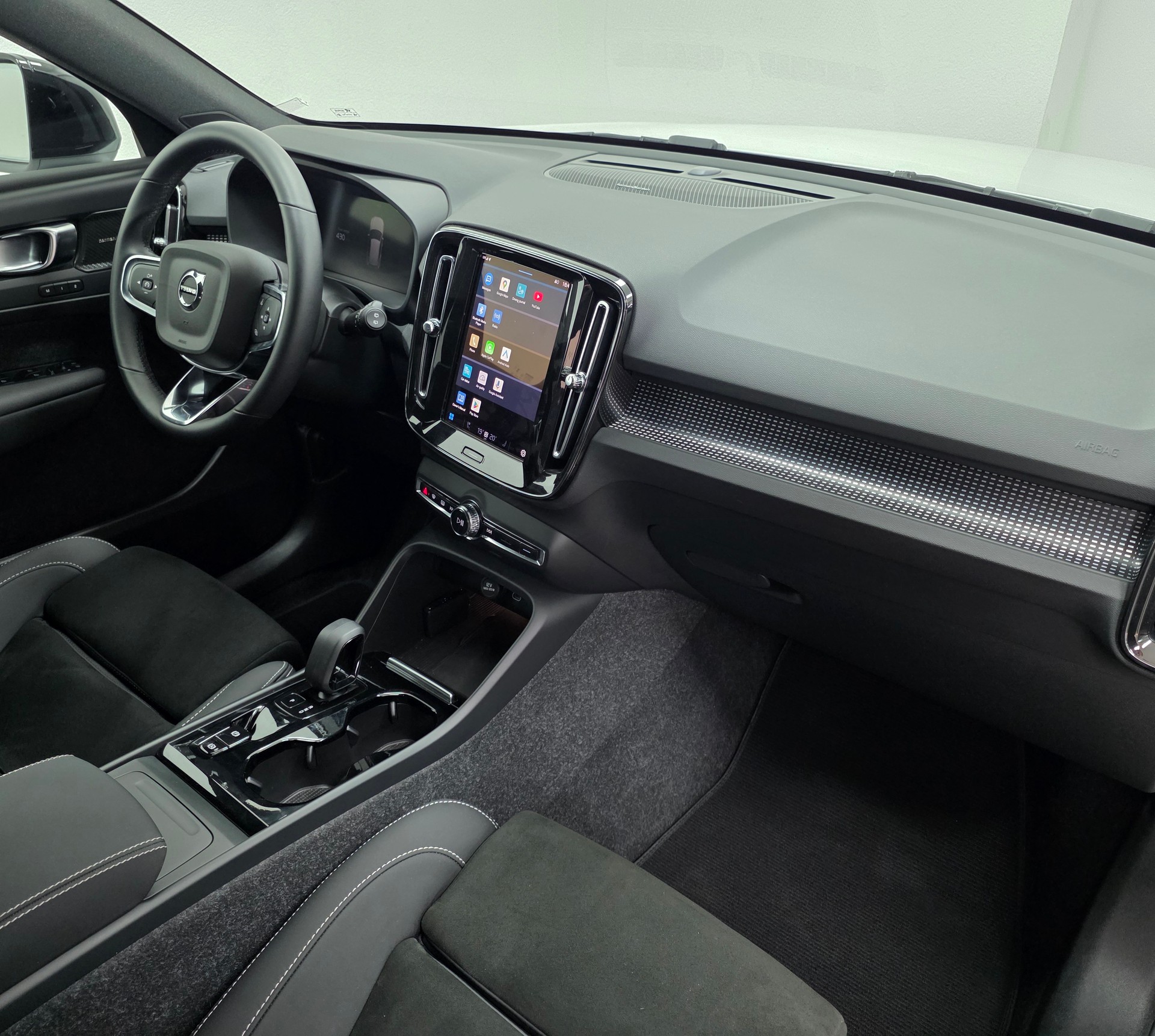 VOLVO XC40 B3 Benzin Mild Hybrid Xcite DCT-image-11