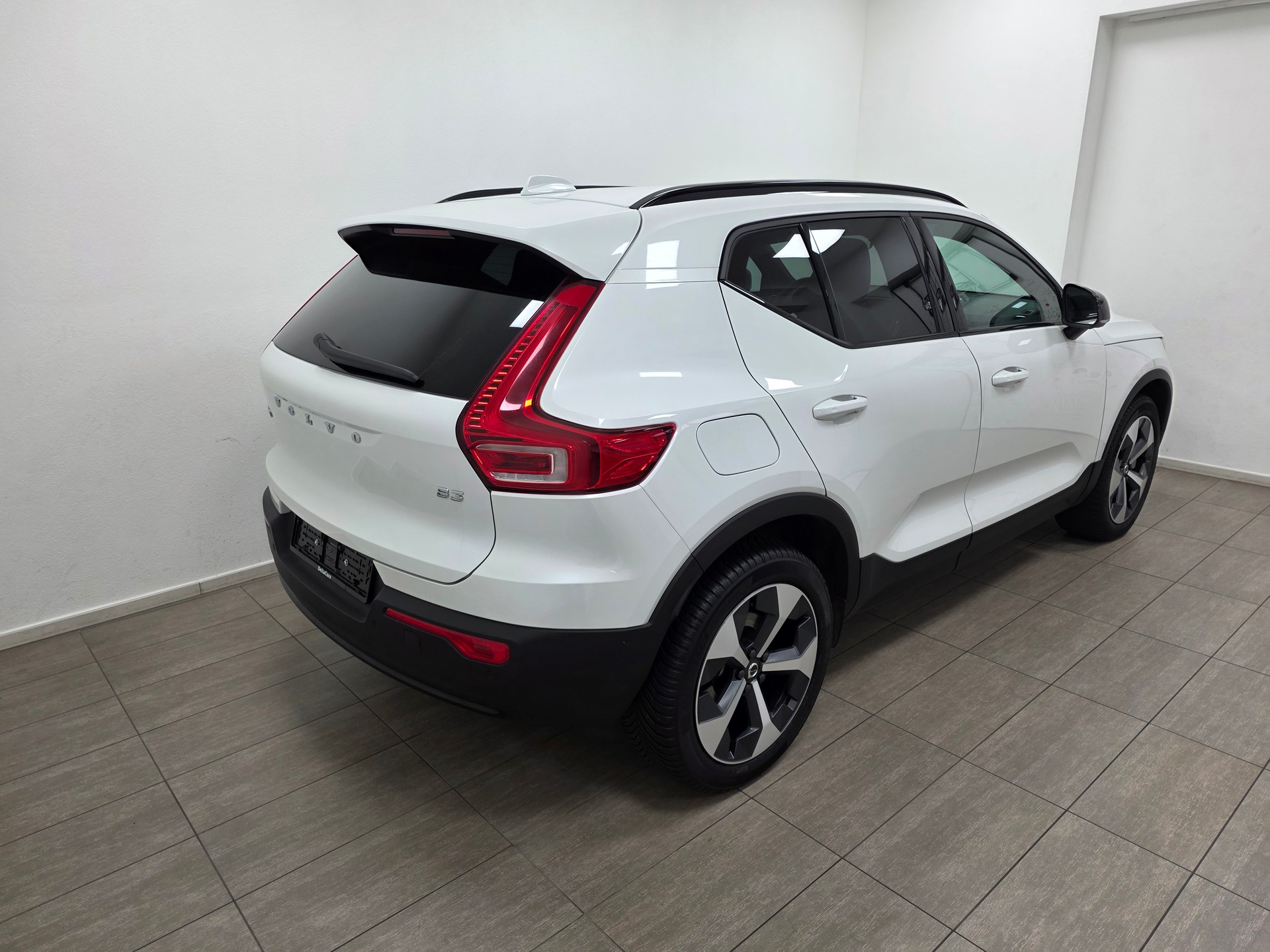 VOLVO XC40 B3 Benzin Mild Hybrid Xcite DCT-image-4