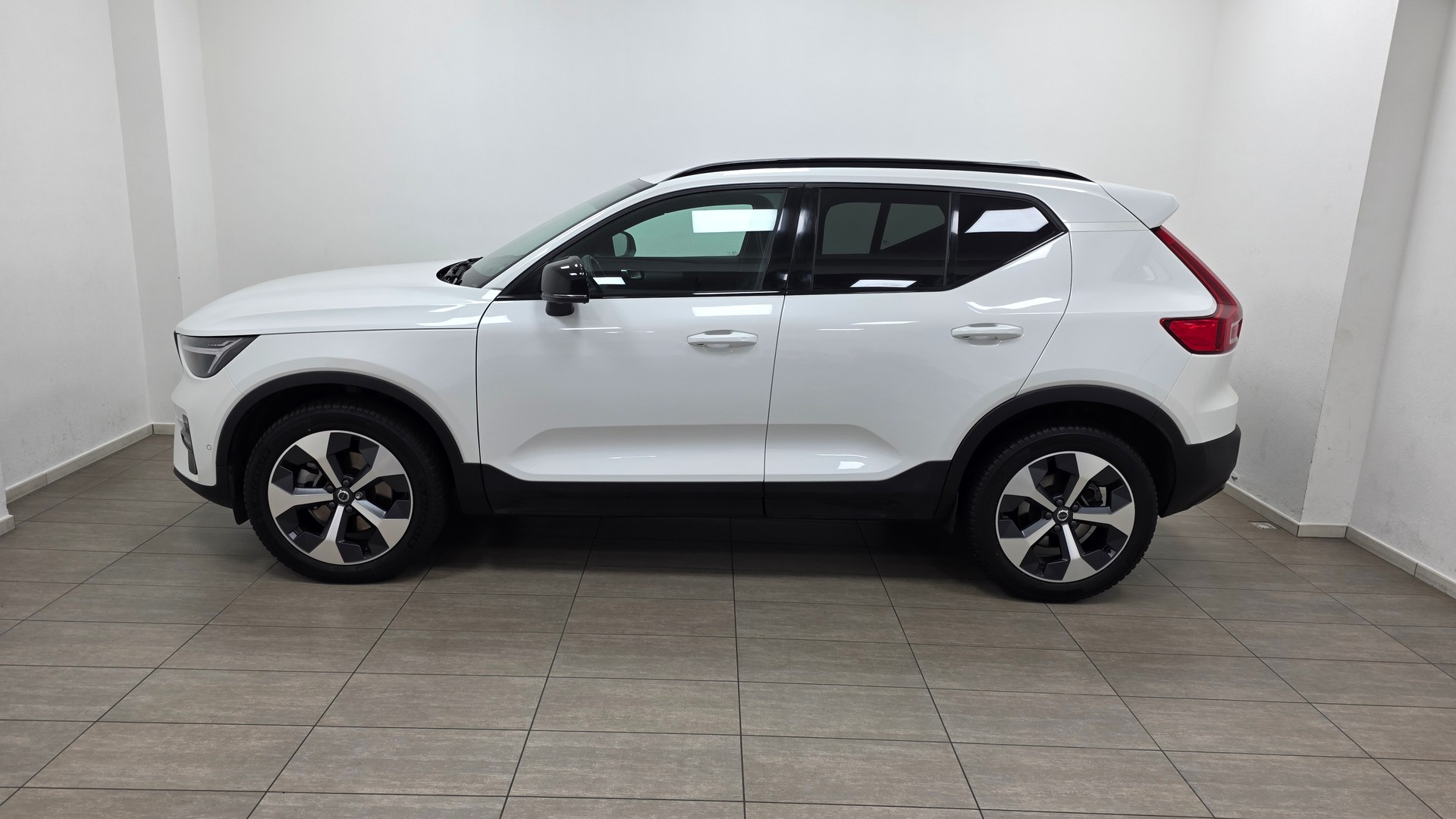 VOLVO XC40 B3 Benzin Mild Hybrid Xcite DCT-image-7