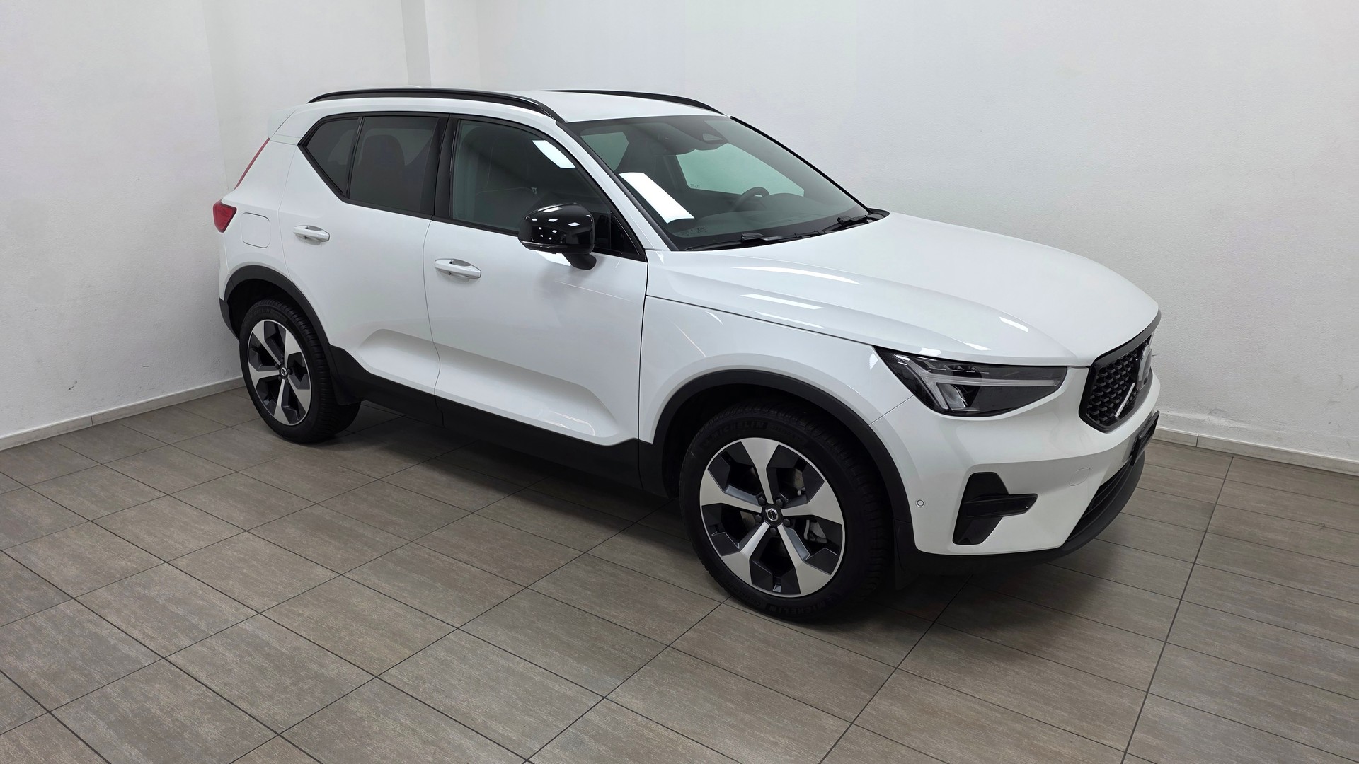 VOLVO XC40 B3 Benzin Mild Hybrid Xcite DCT-image-2