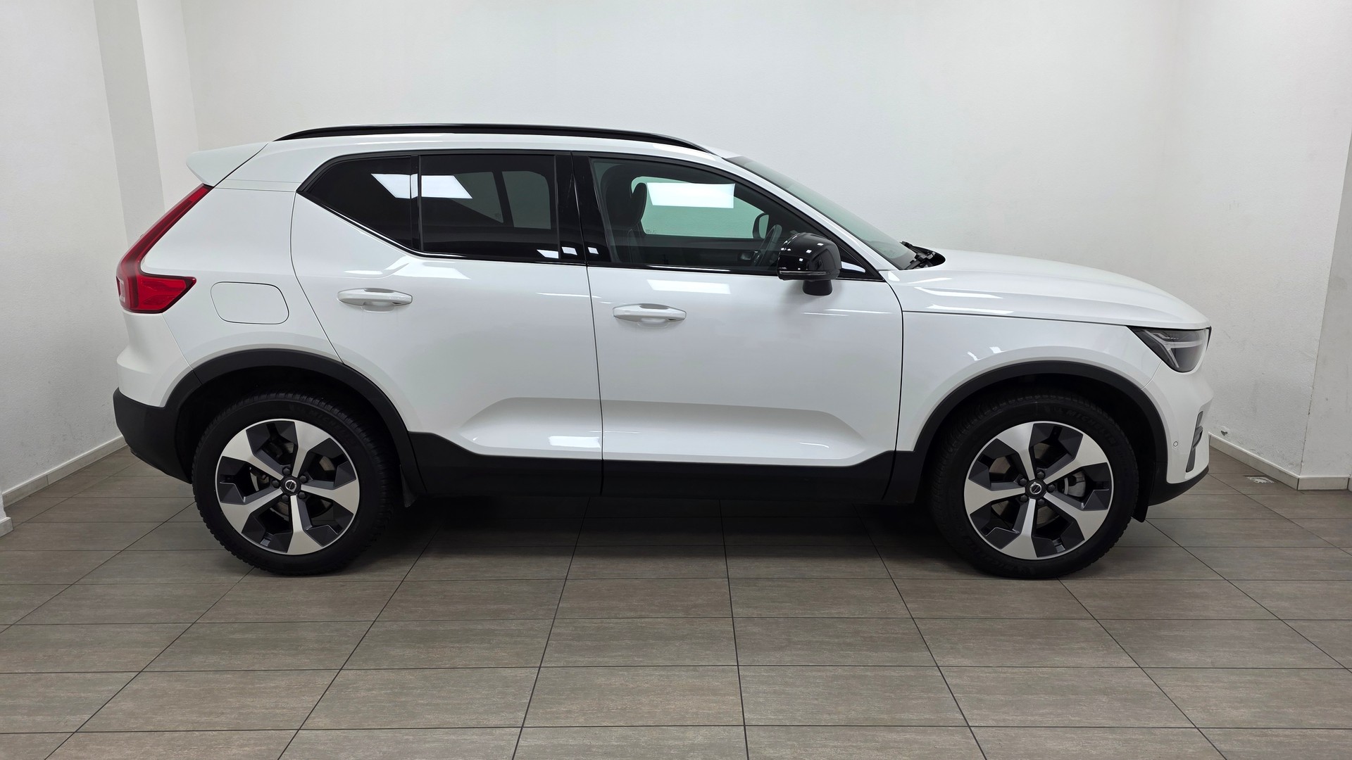VOLVO XC40 B3 Benzin Mild Hybrid Xcite DCT-image-3