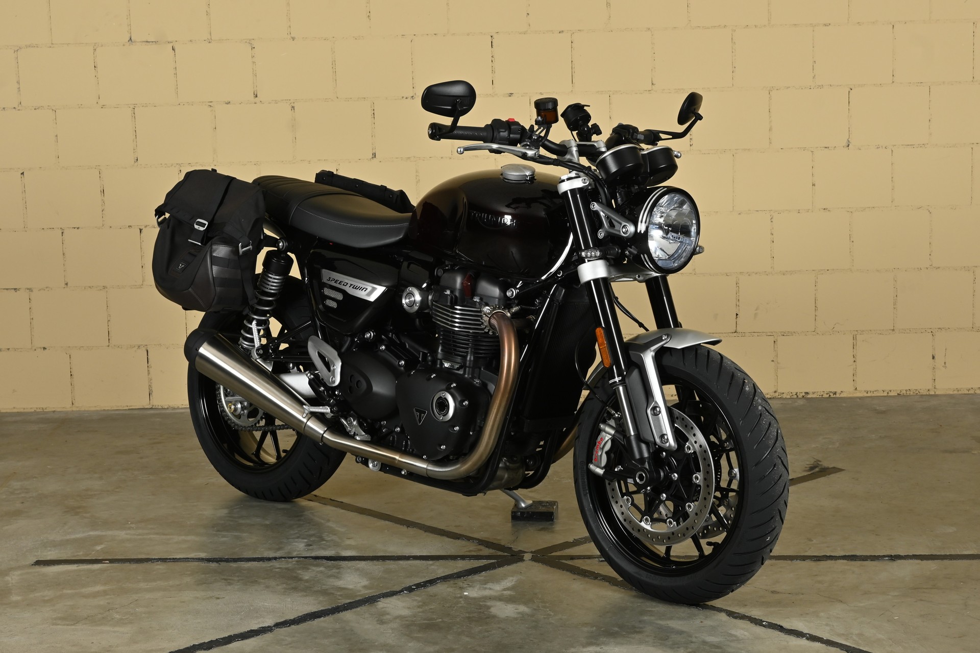 TRIUMPH Speed Twin 1200-image-1