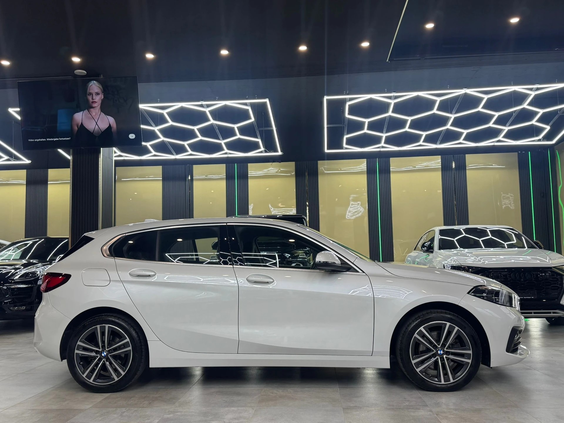 BMW 118d Steptronic-showroom-element-3