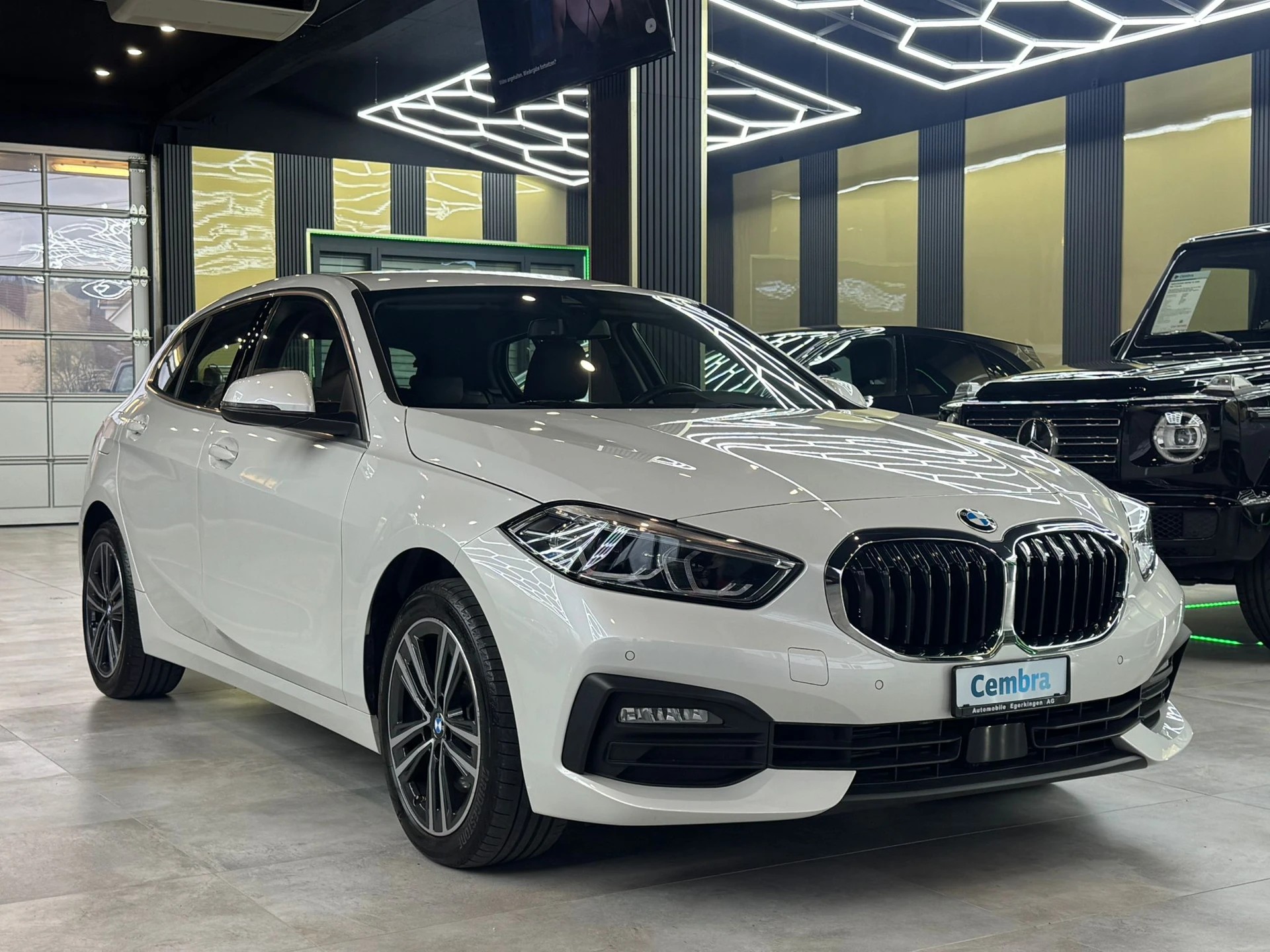 BMW 118d Steptronic-showroom-element-2