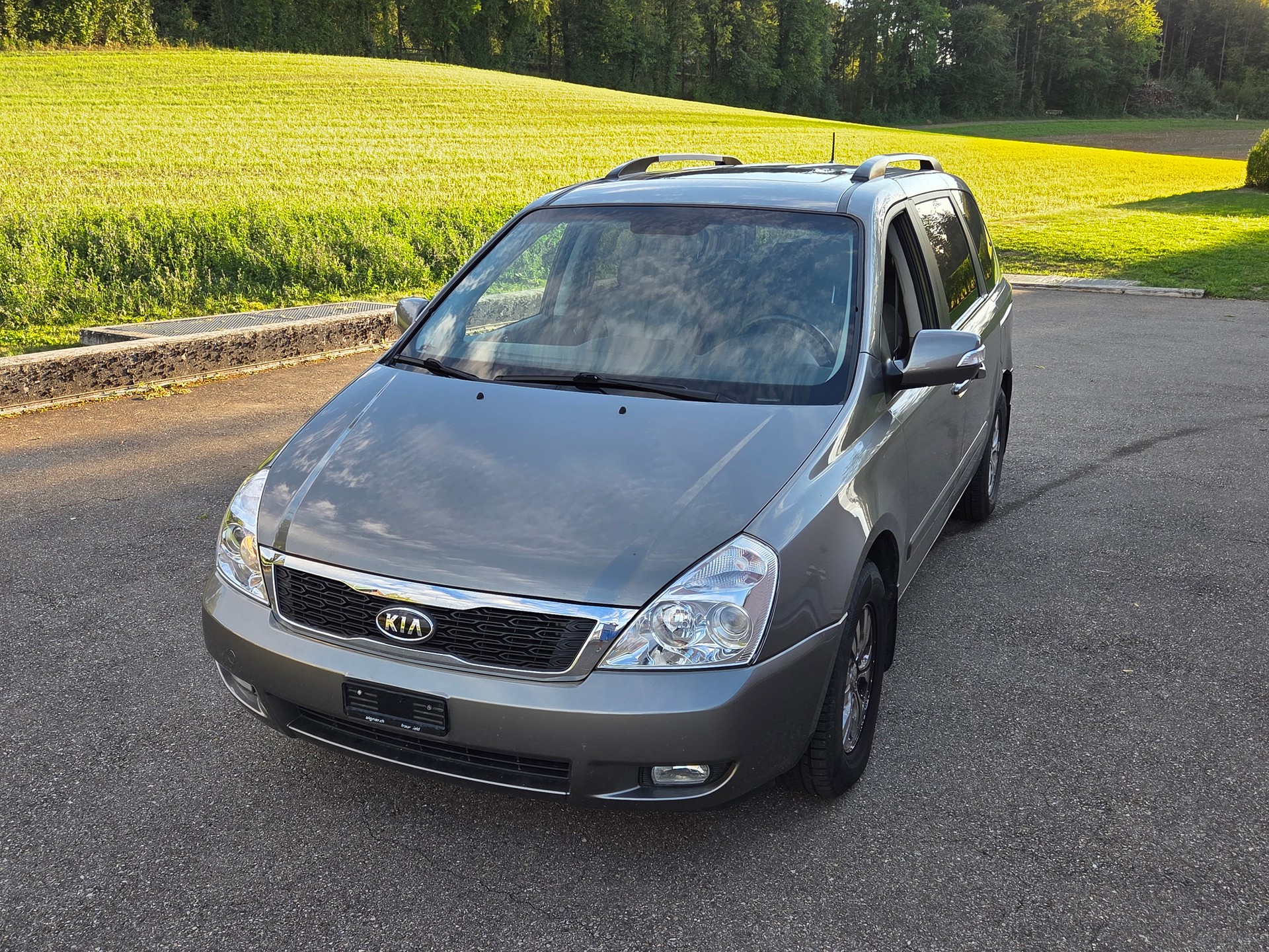 KIA Carnival 2.2 CRDi Trend Automatic-image-1