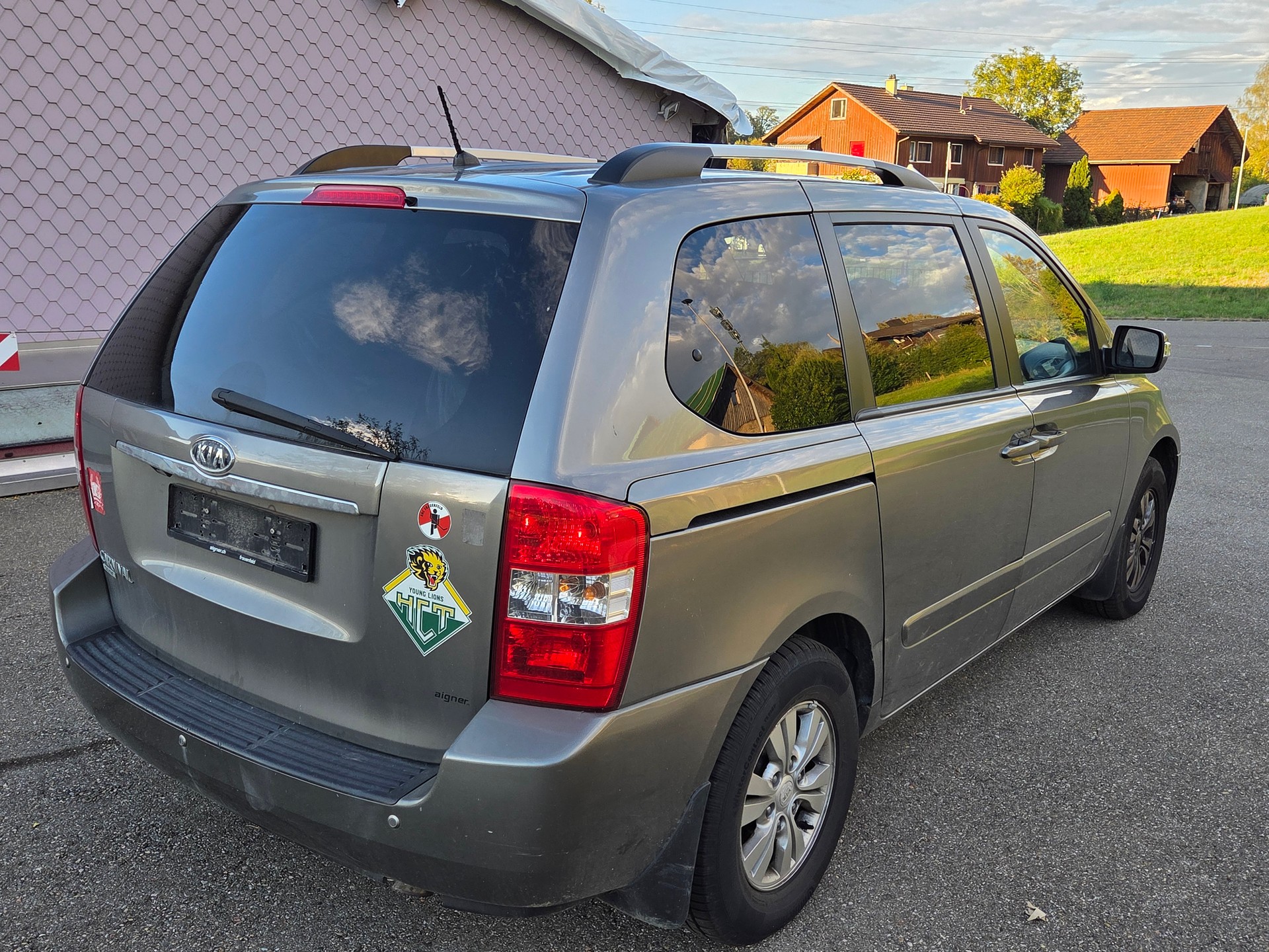 KIA Carnival 2.2 CRDi Trend Automatic-image-5