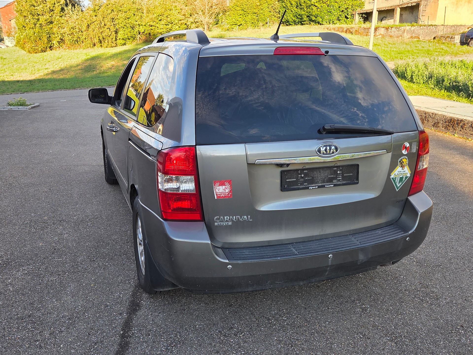 KIA Carnival 2.2 CRDi Trend Automatic-image-4