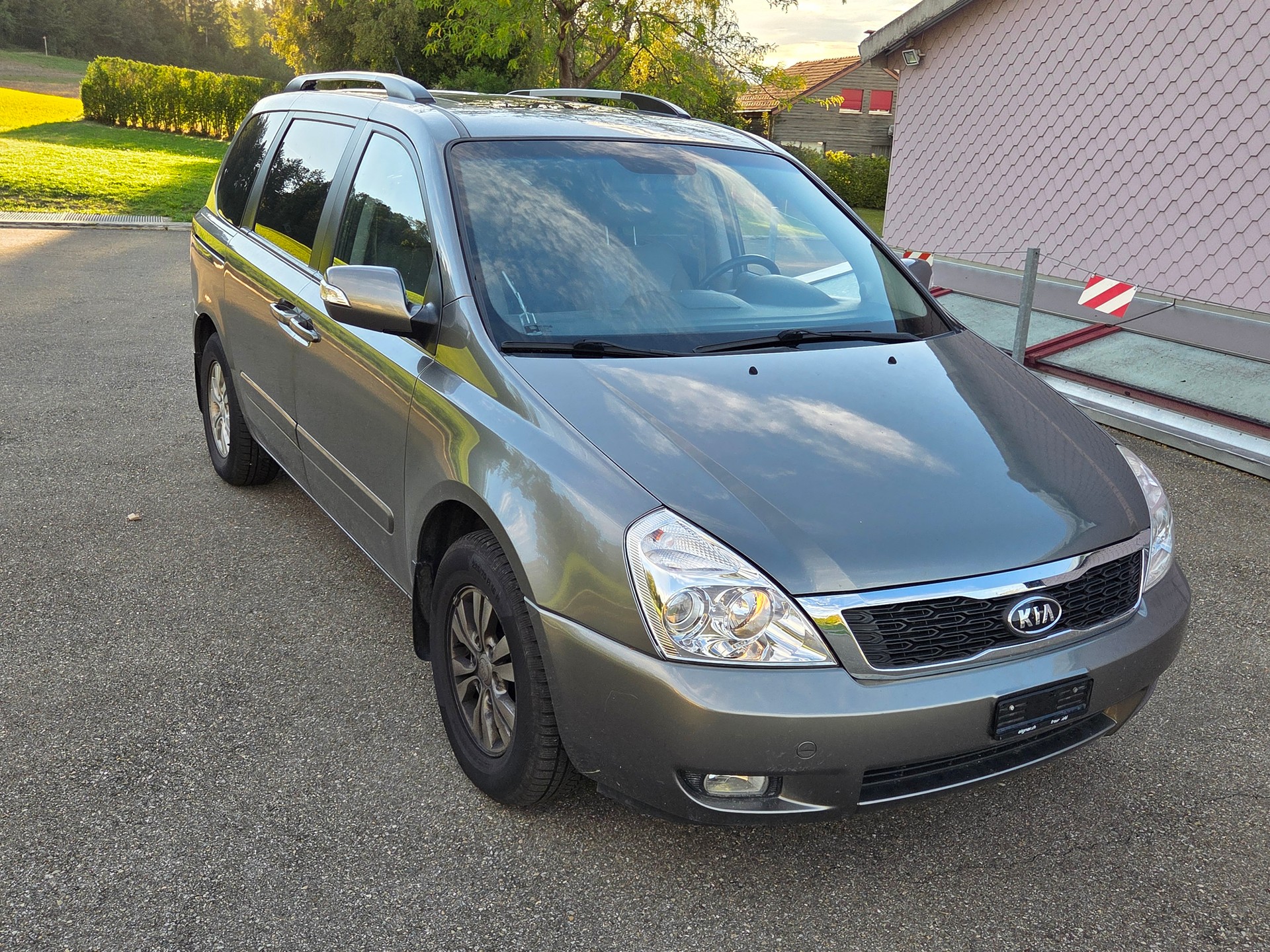 KIA Carnival 2.2 CRDi Trend Automatic-image-2