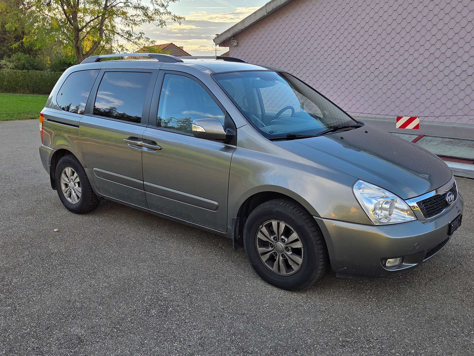 KIA Carnival 2.2 CRDi Trend Automatic-image-3