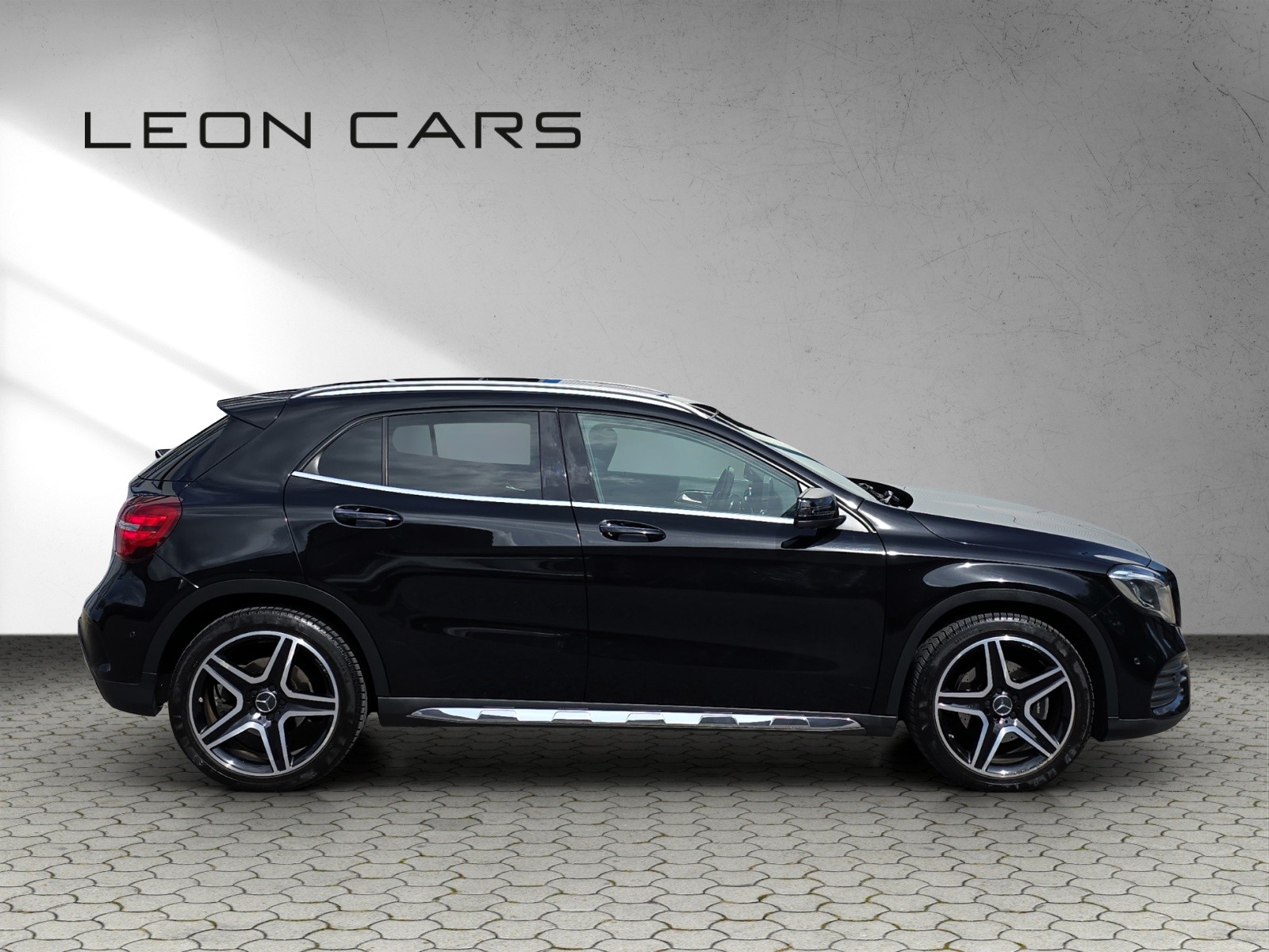 MERCEDES-BENZ GLA 220 AMG Line 4Matic 7G-DCT-showroom-element-3
