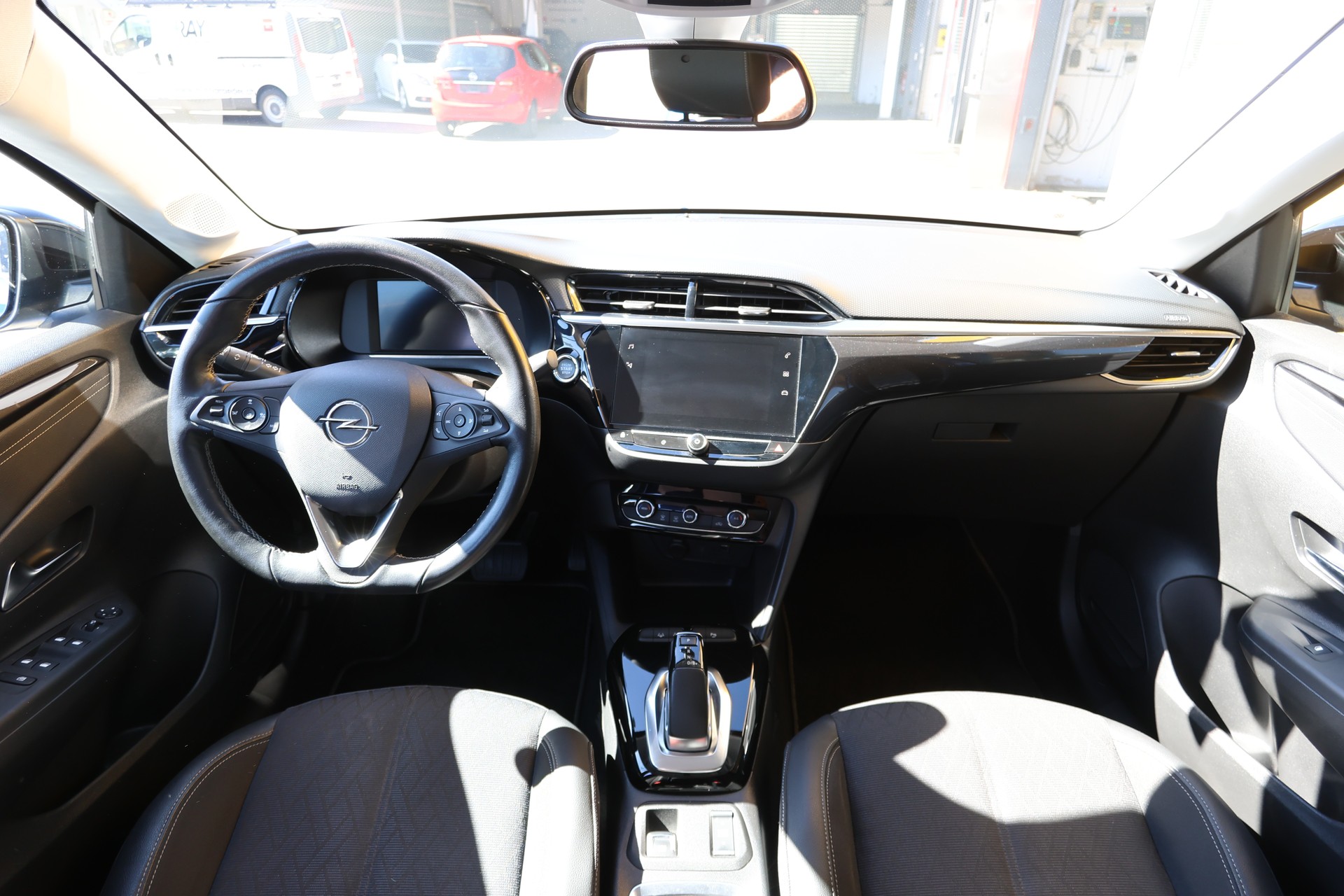 OPEL Corsa e-Elegance-showroom-element-3