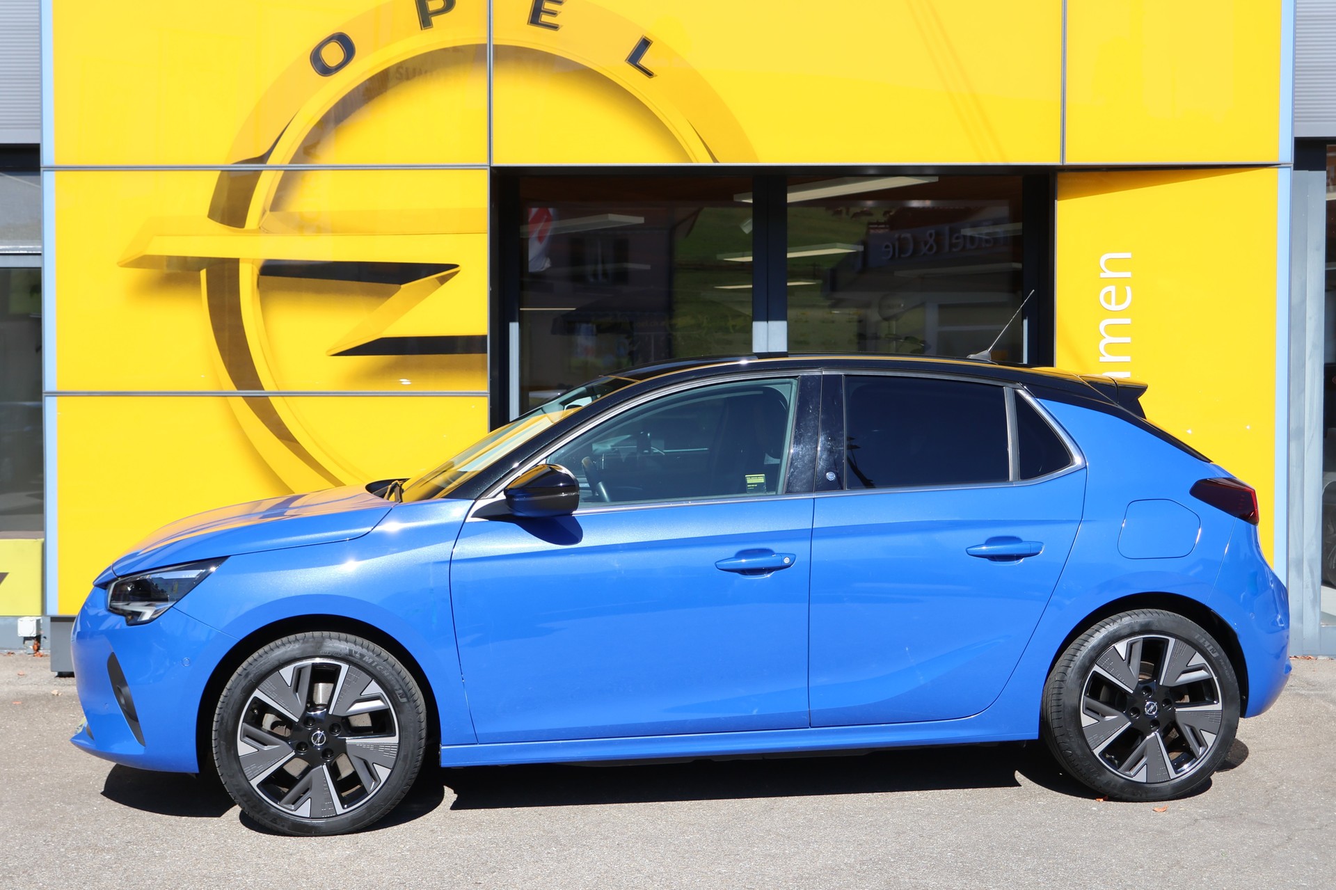 OPEL Corsa e-Elegance-showroom-element-1