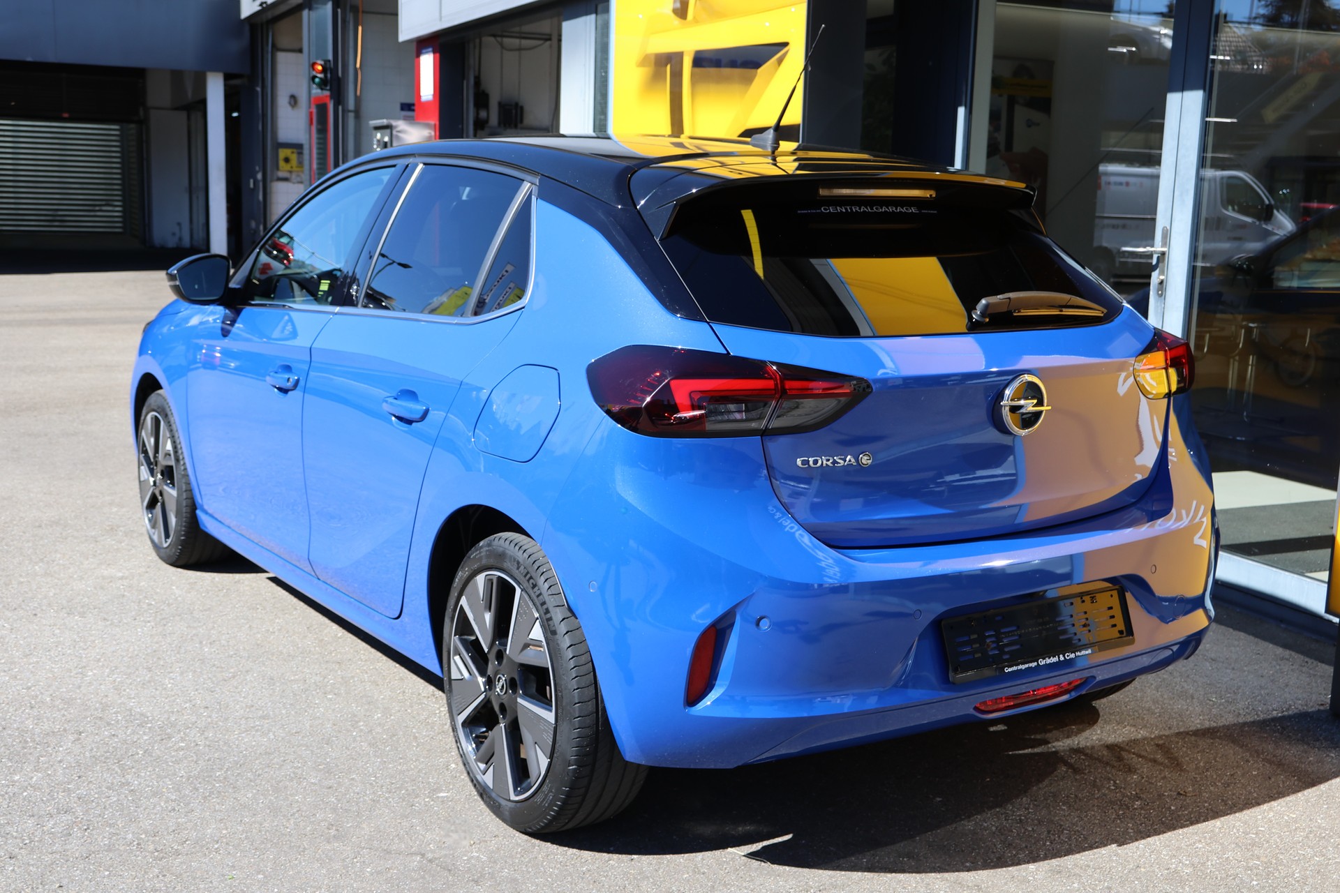 OPEL Corsa e-Elegance-showroom-element-2