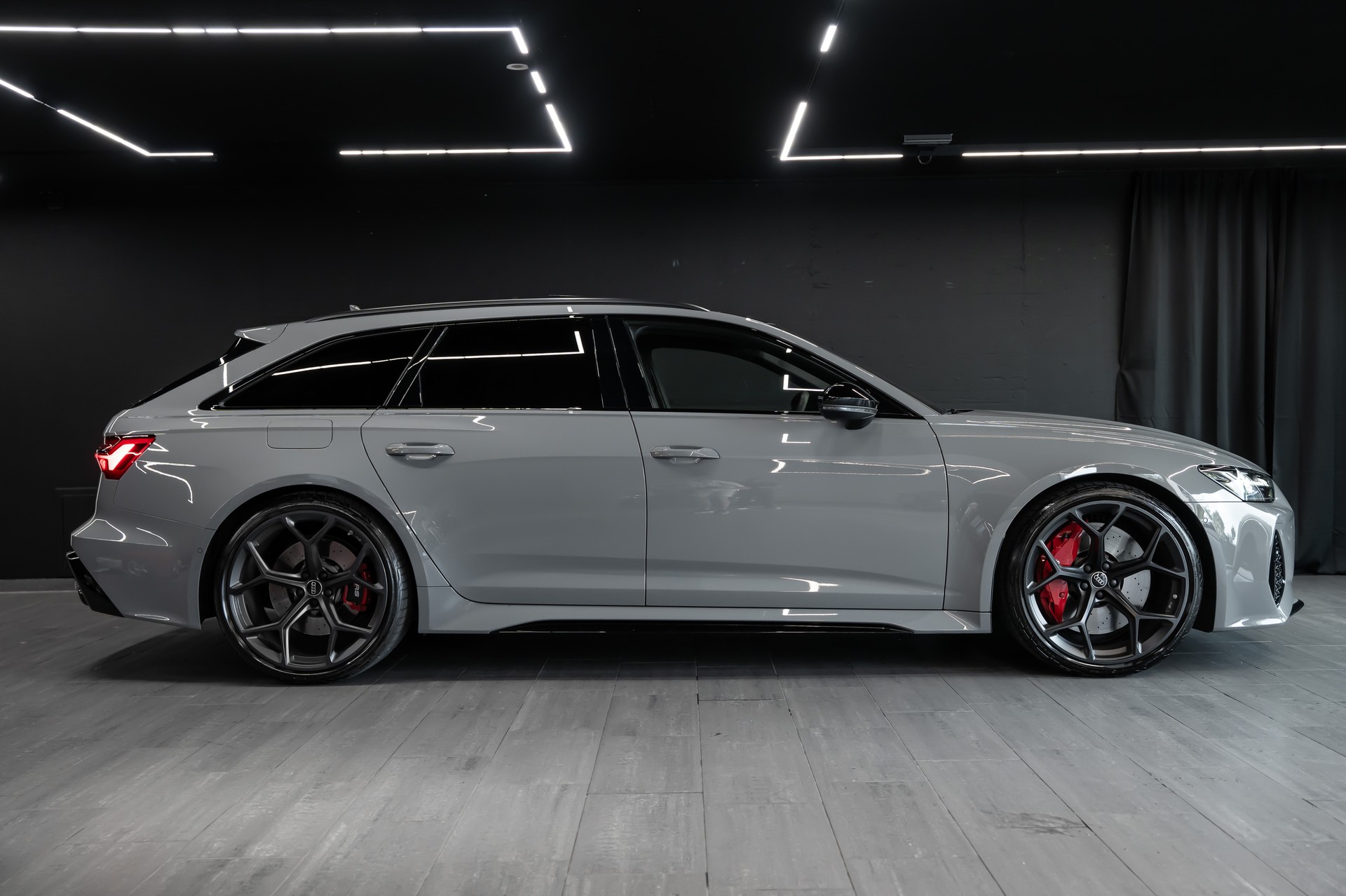 AUDI RS6 Avant 4.0 TFSI V8 Performance / CH Auto / Audi Werksgarantie / Gratis Service / Sitzkühlung / Bang & Olufsen uvm...-image-2