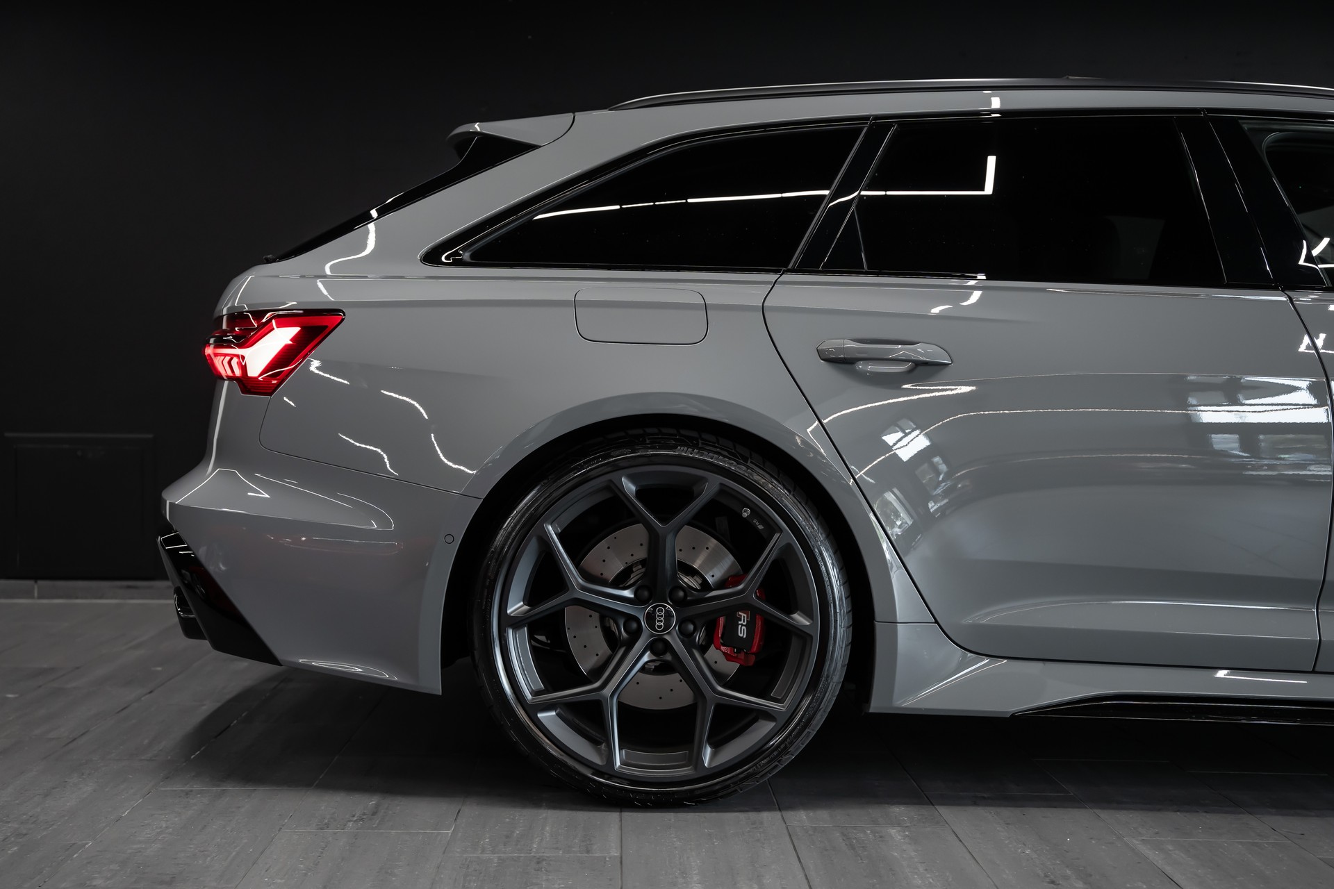 AUDI RS6 Avant 4.0 TFSI V8 Performance / CH Auto / Audi Werksgarantie / Gratis Service / Sitzkühlung / Bang & Olufsen uvm...-image-4
