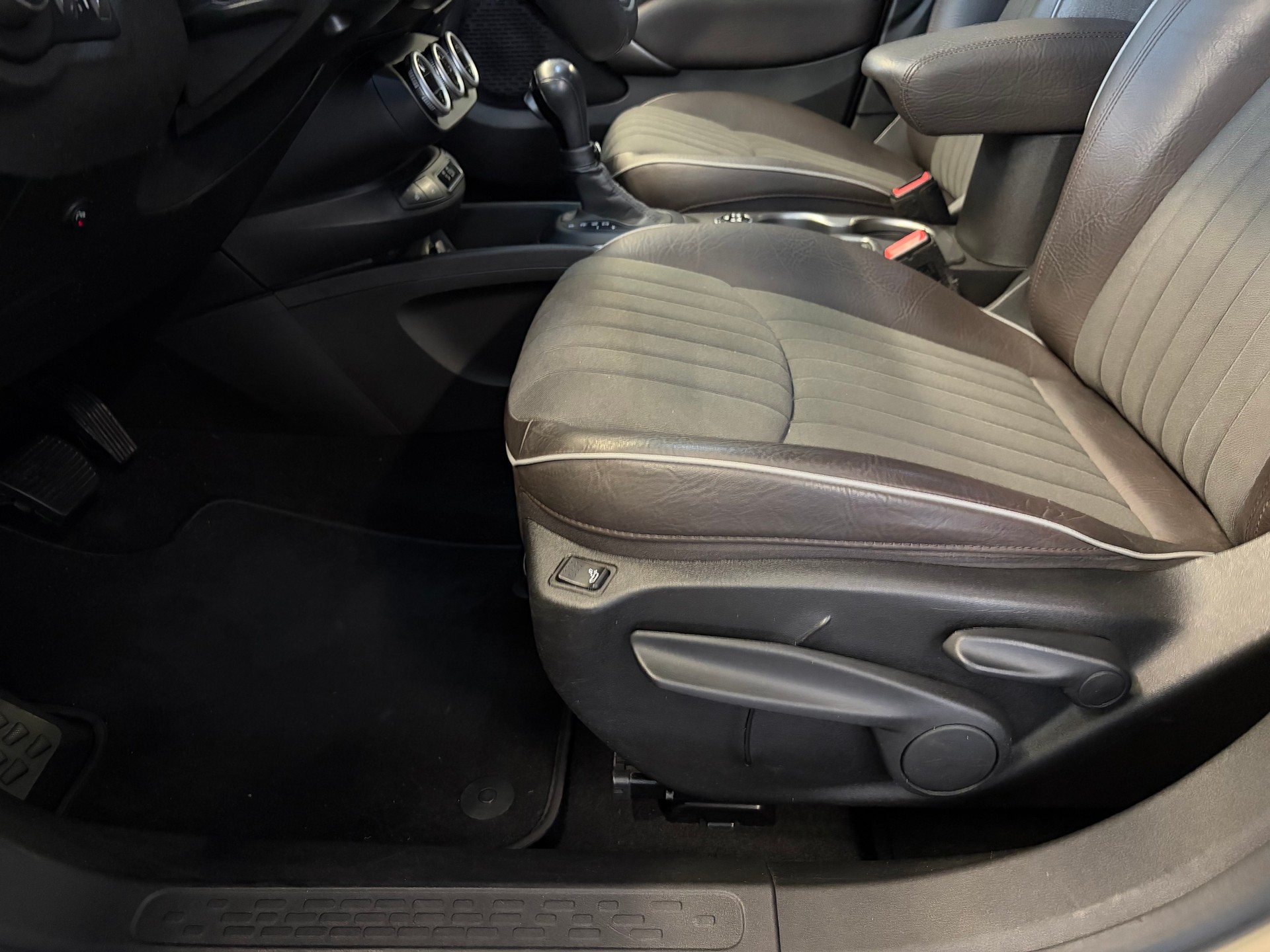 FIAT 500X 1.4T Lounge DCT | CH Fahrzeug | Pastell | Navigation | Lounge Pack | DAB+ | Winter Paket |-image-21