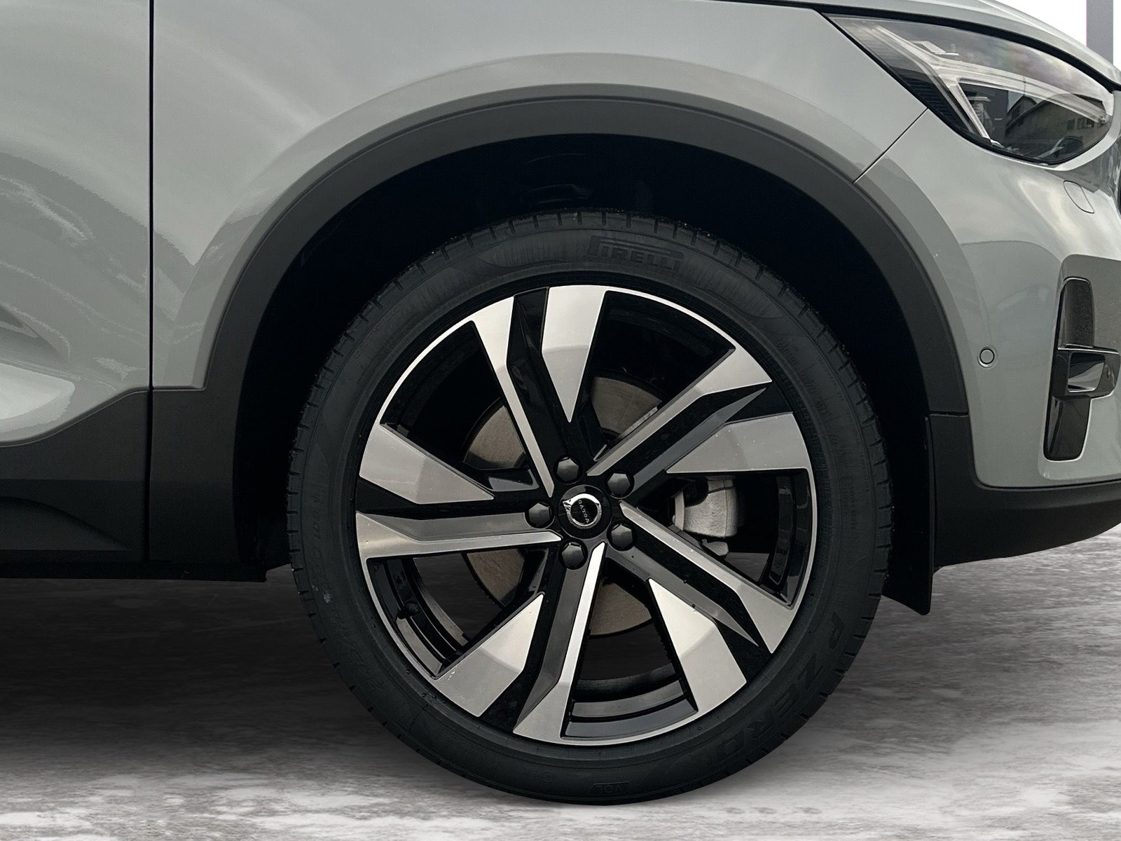 VOLVO XC40 2.0 B4 MH Plus Dark-image-7