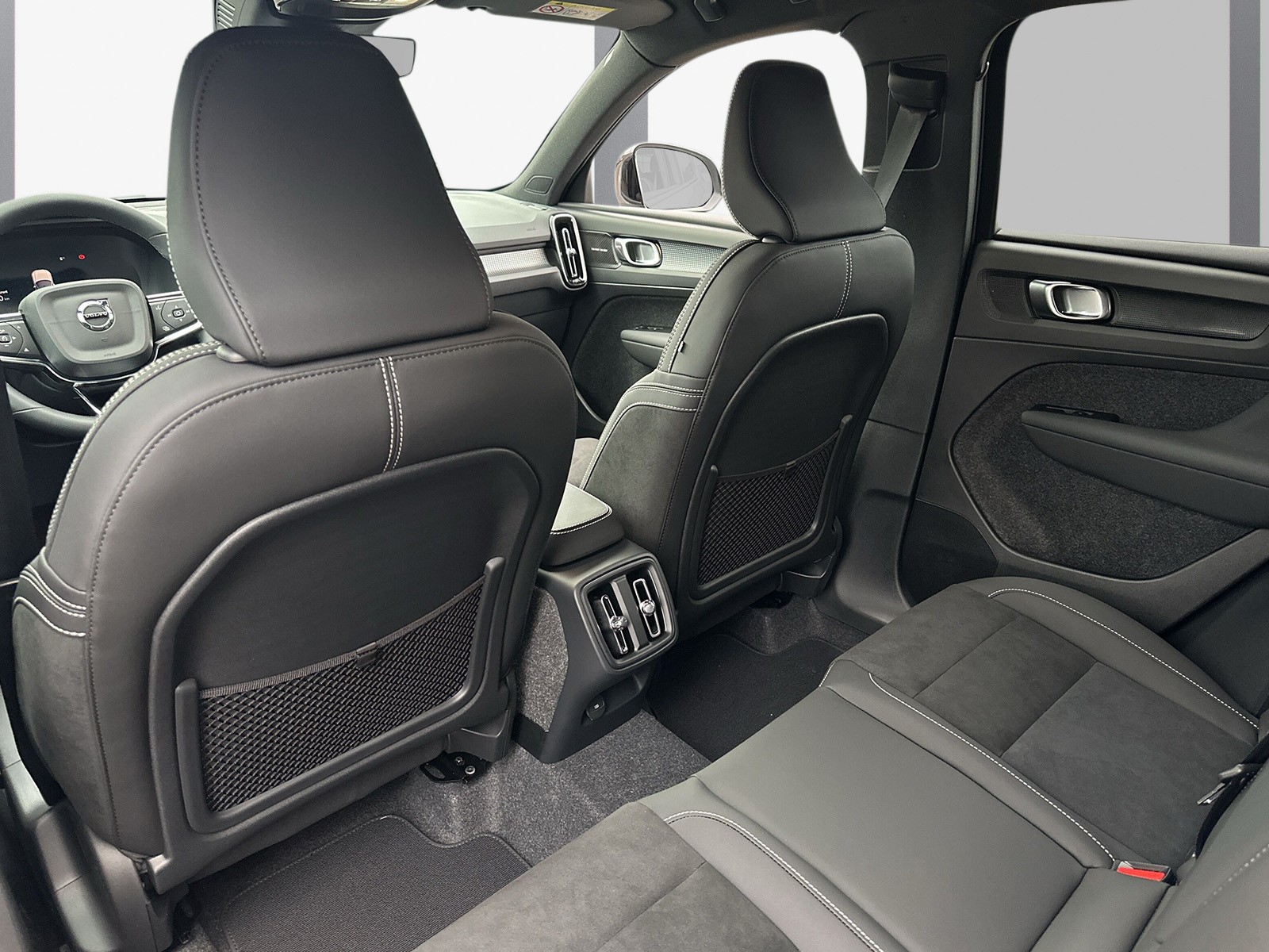 VOLVO XC40 2.0 B4 MH Plus Dark-image-13