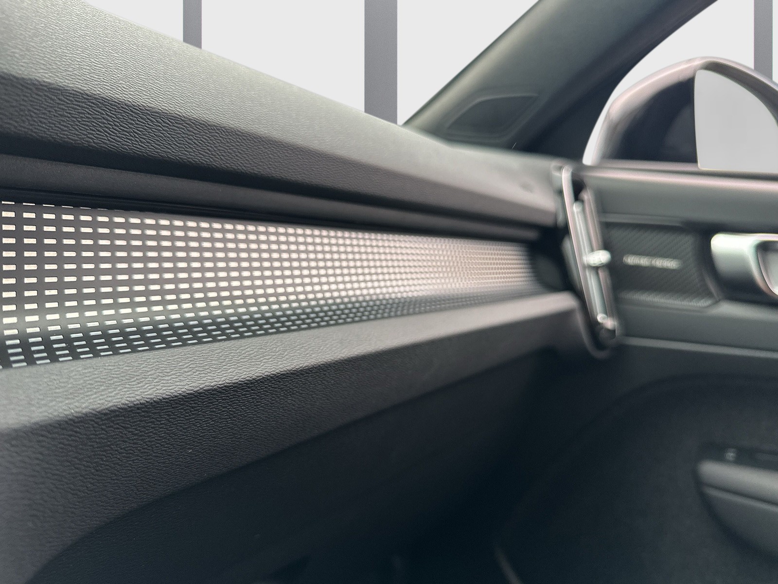 VOLVO XC40 2.0 B4 MH Plus Dark-image-10
