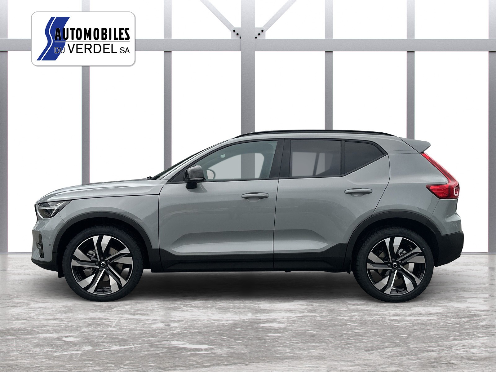 VOLVO XC40 2.0 B4 MH Plus Dark-showroom-element-1