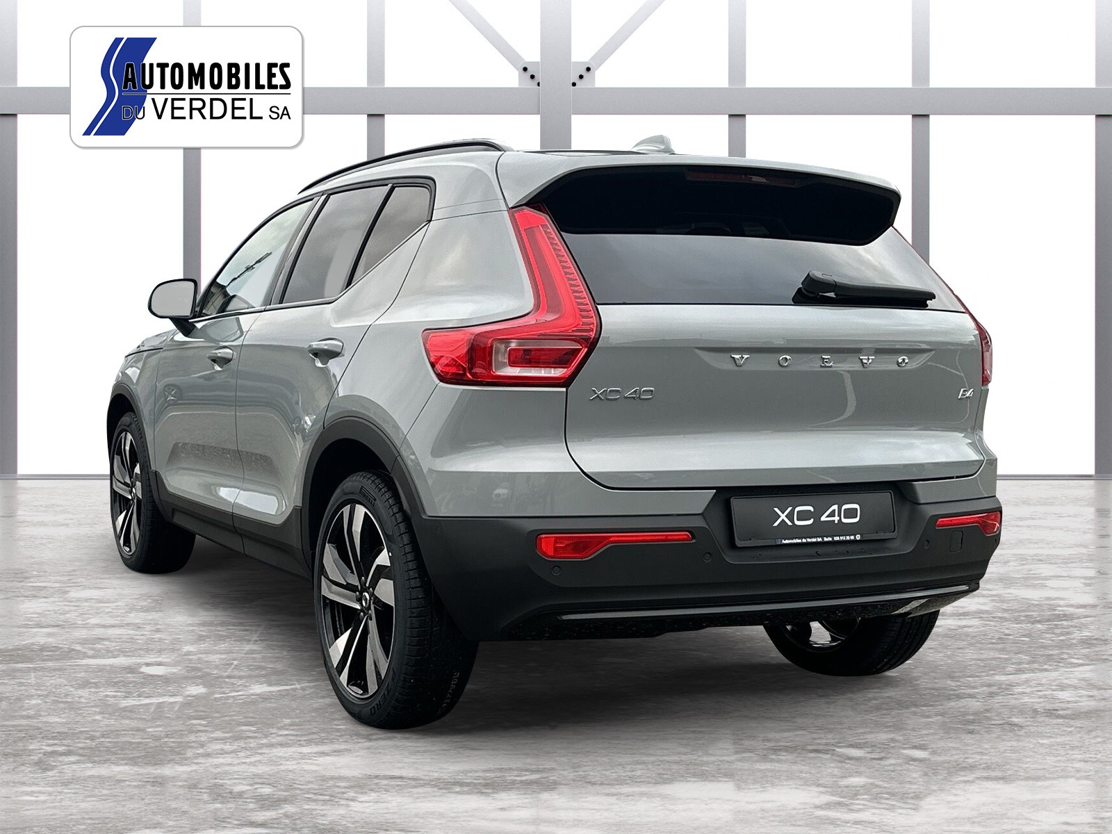 VOLVO XC40 2.0 B4 MH Plus Dark-showroom-element-2