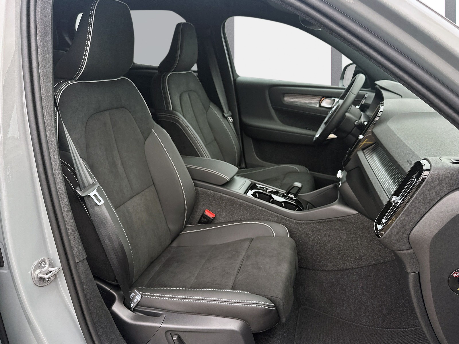 VOLVO XC40 2.0 B4 MH Plus Dark-image-9