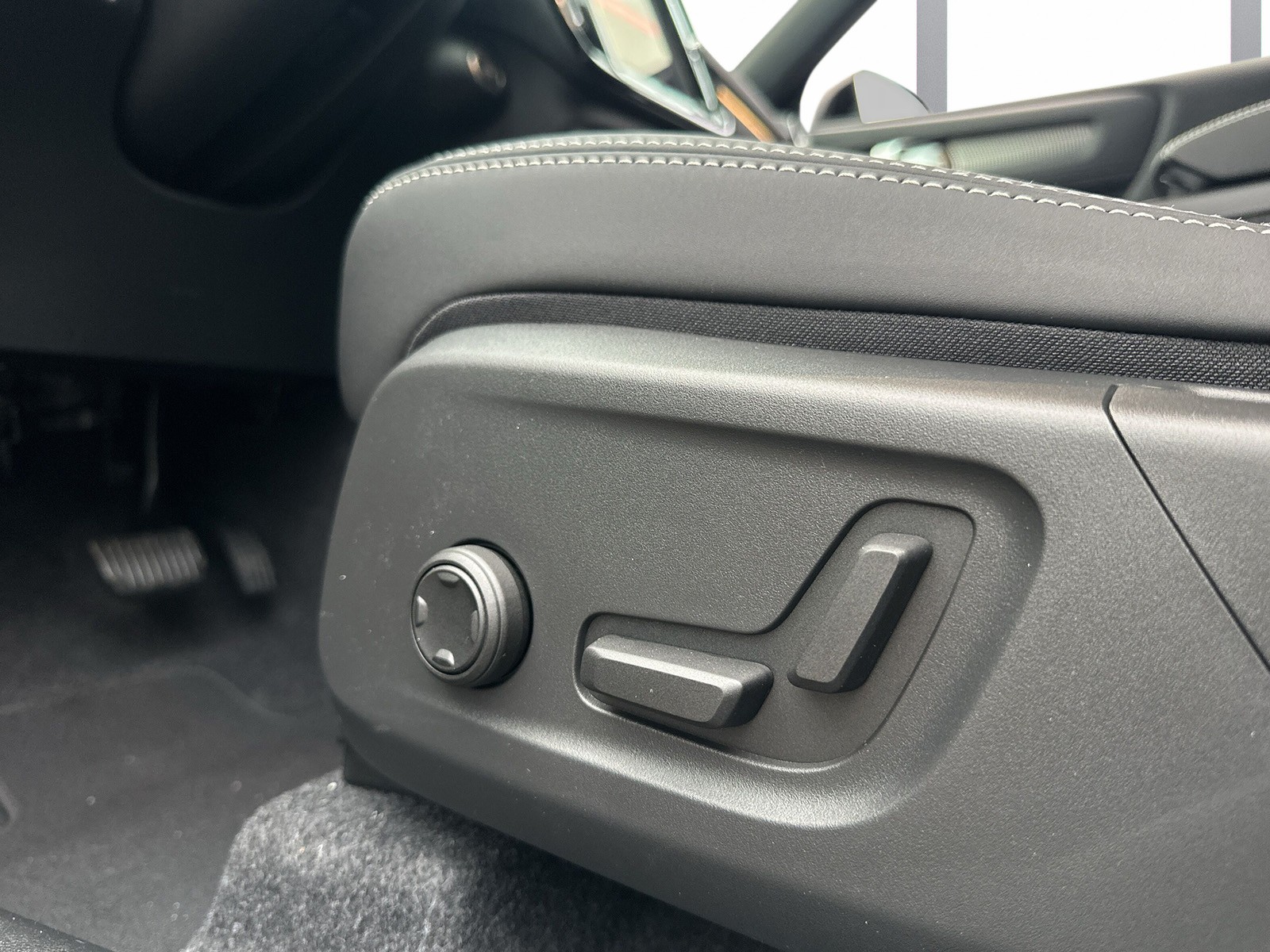 VOLVO XC40 2.0 B4 MH Plus Dark-image-11