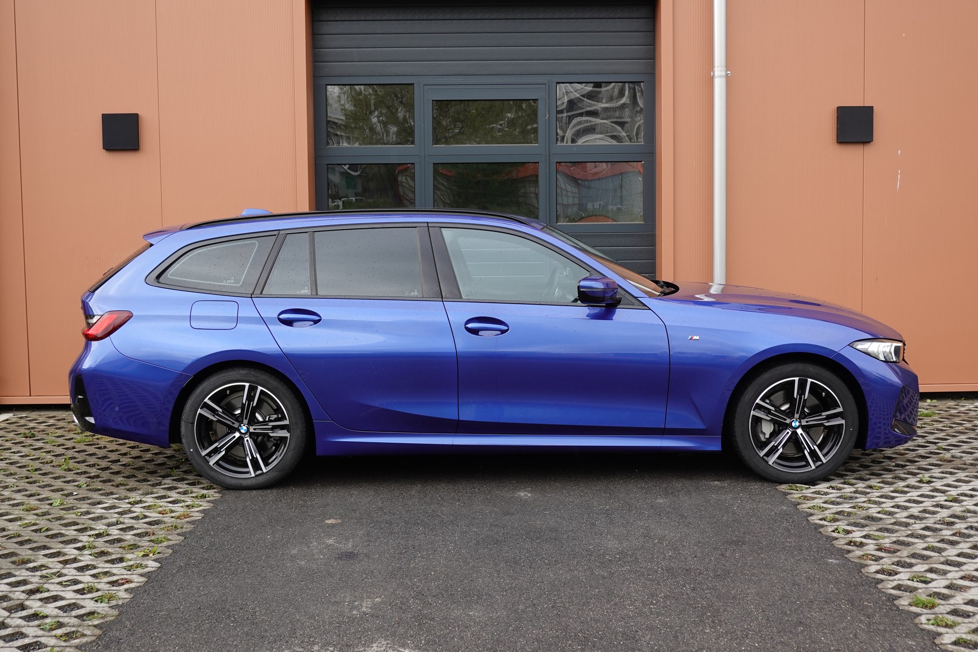 BMW 330i Touring xDrive Steptronic M Sport - "Caméra * Tempomat Adapt. * Hayon Electrique * Drive Select"-showroom-element-3