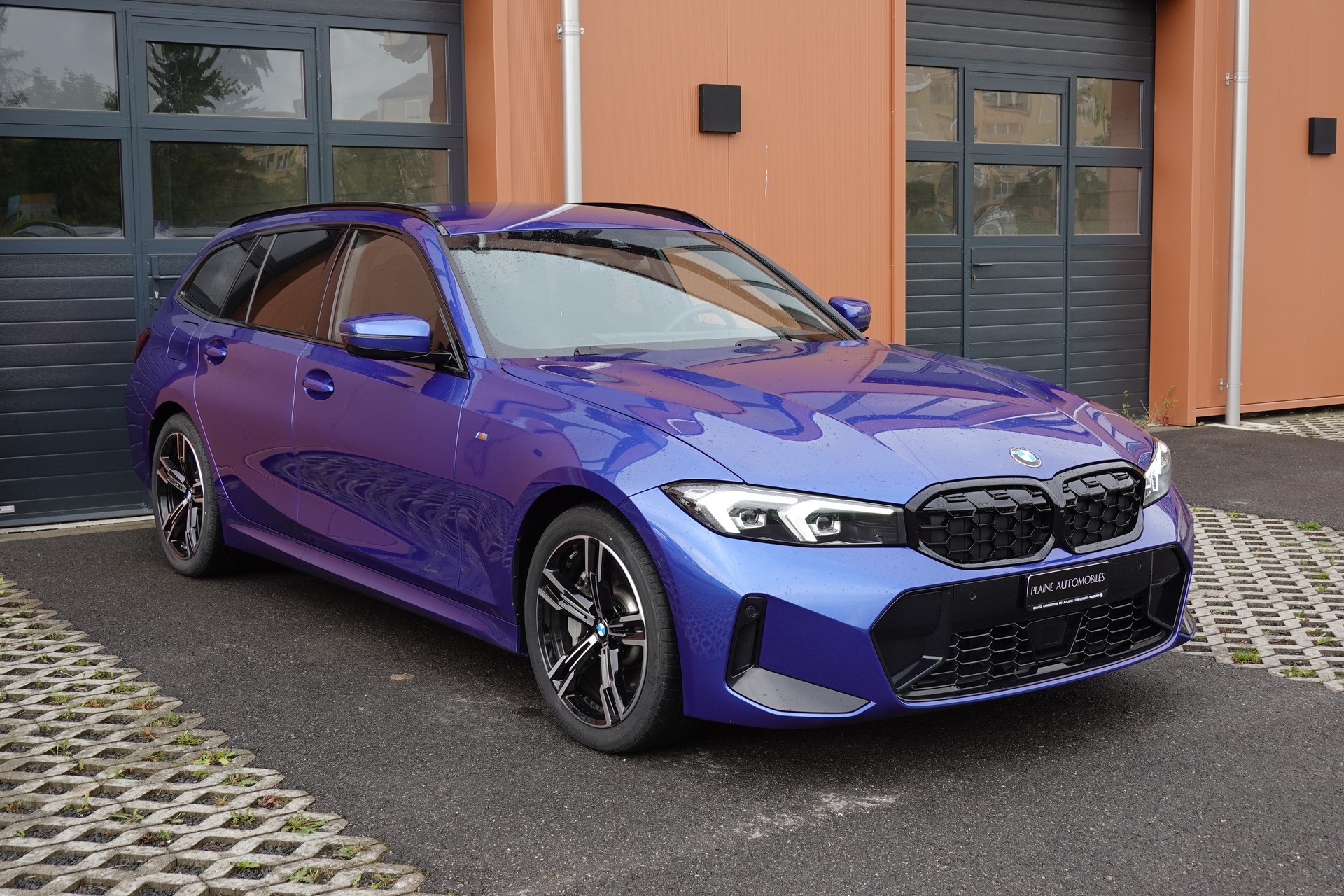 BMW 330i Touring xDrive Steptronic M Sport - "Caméra * Tempomat Adapt. * Hayon Electrique * Drive Select"-showroom-element-2