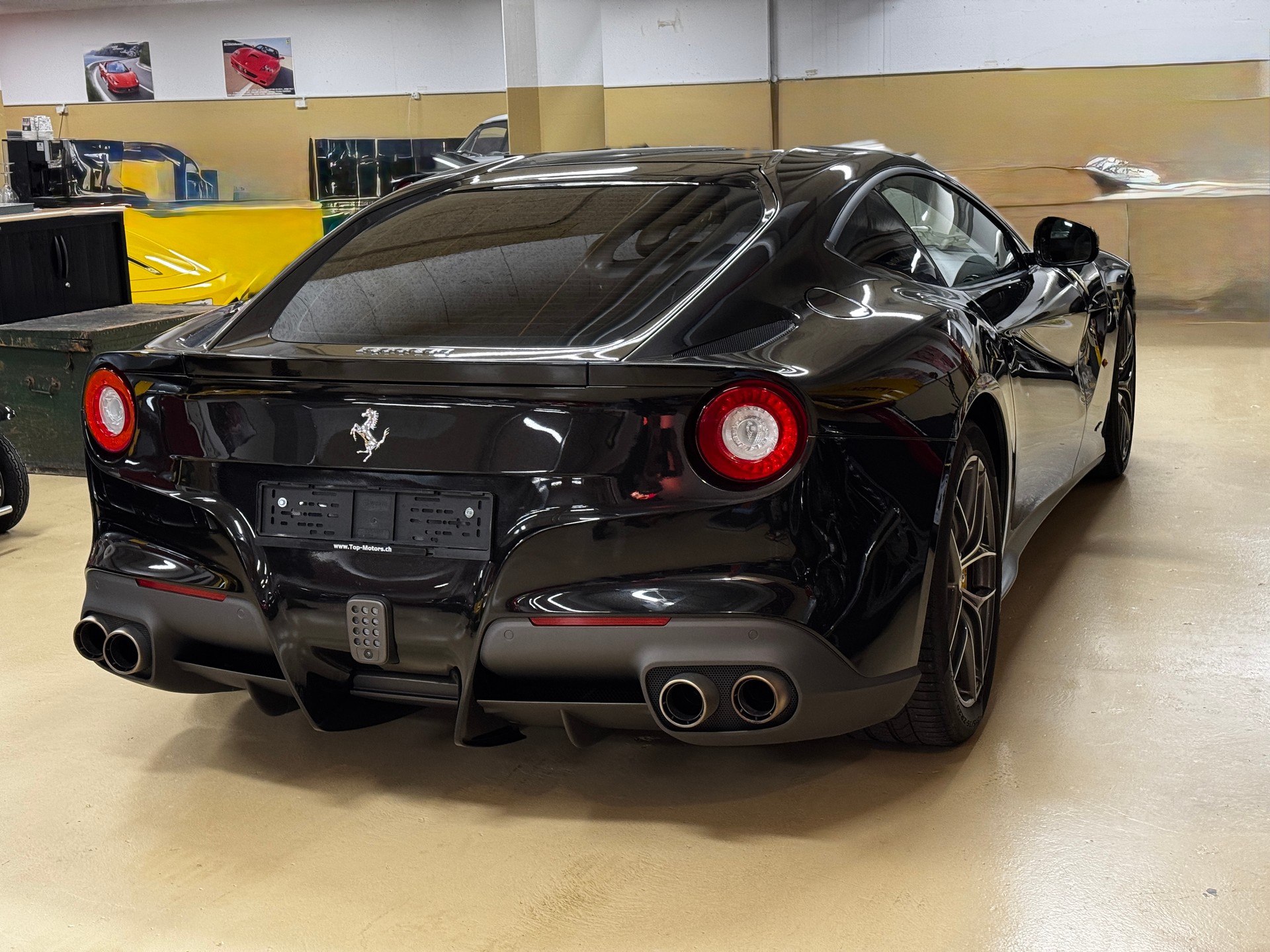 FERRARI F12 Berlinetta-showroom-element-3