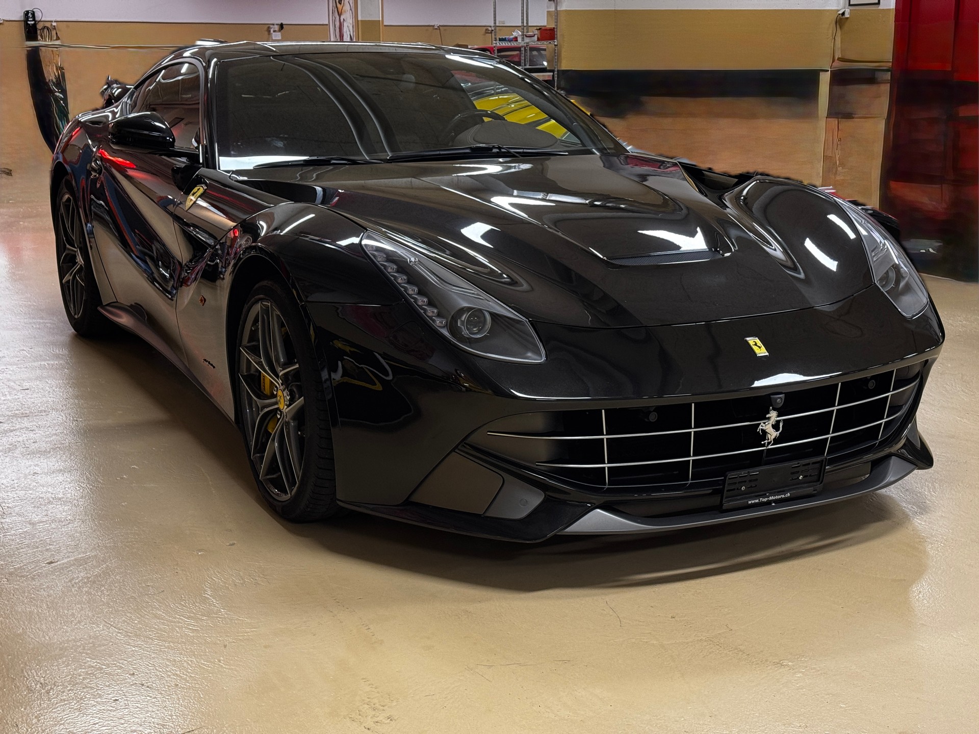 FERRARI F12 Berlinetta-showroom-element-1